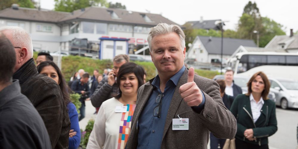 Bilde av en leder som gir tommel opp