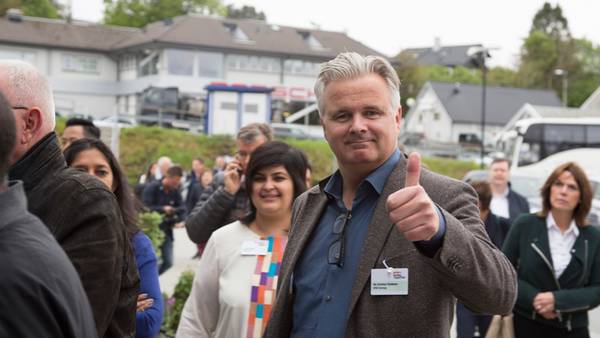 Bilde av en leder som gir tommel opp