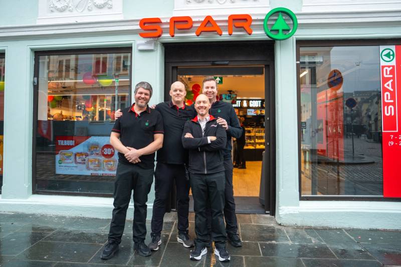 Gruppebilde av eiere foran butikkinngangen til SPAR Vaskerelven.