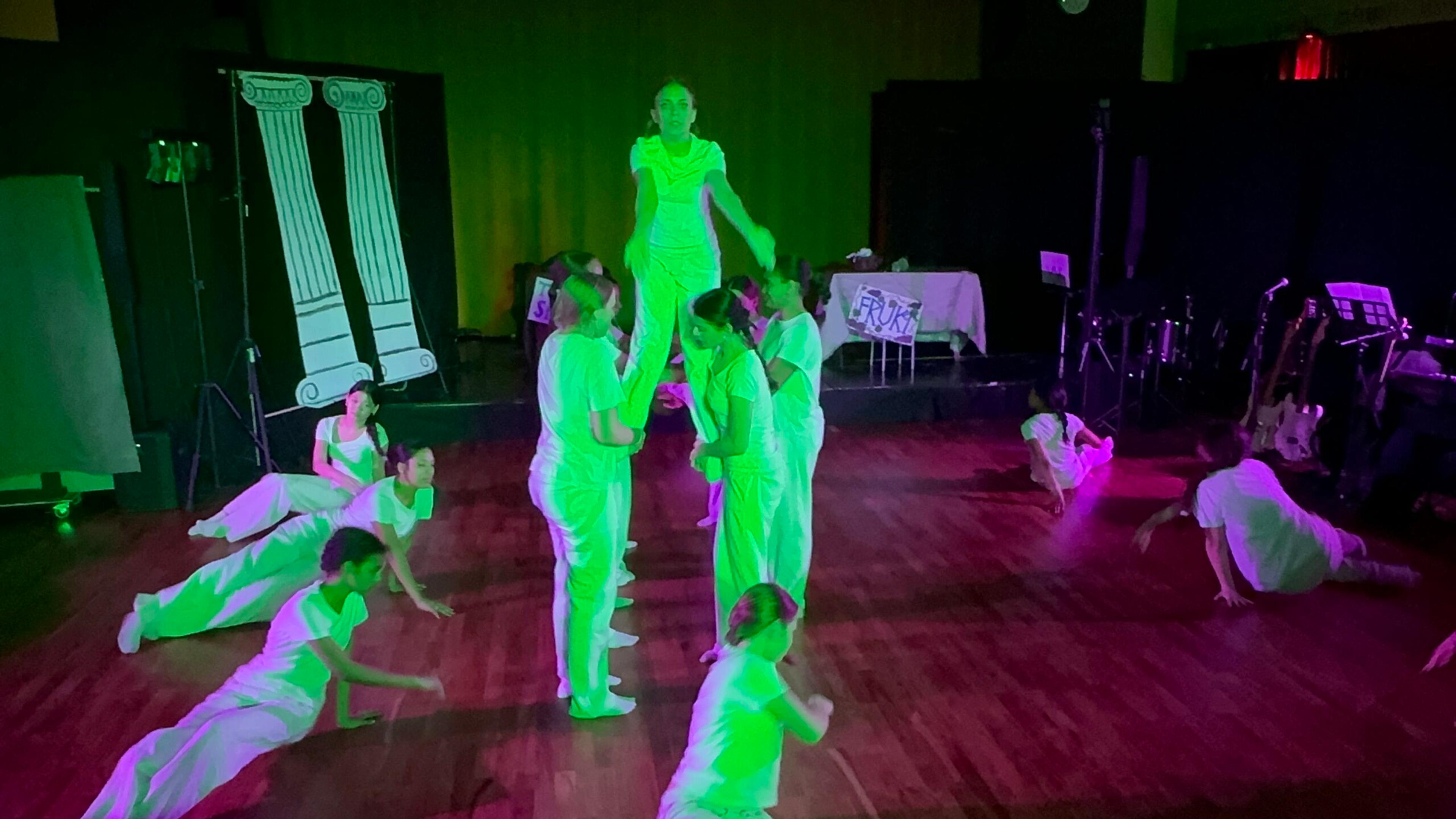 Teatergrupp på Entréskolan
