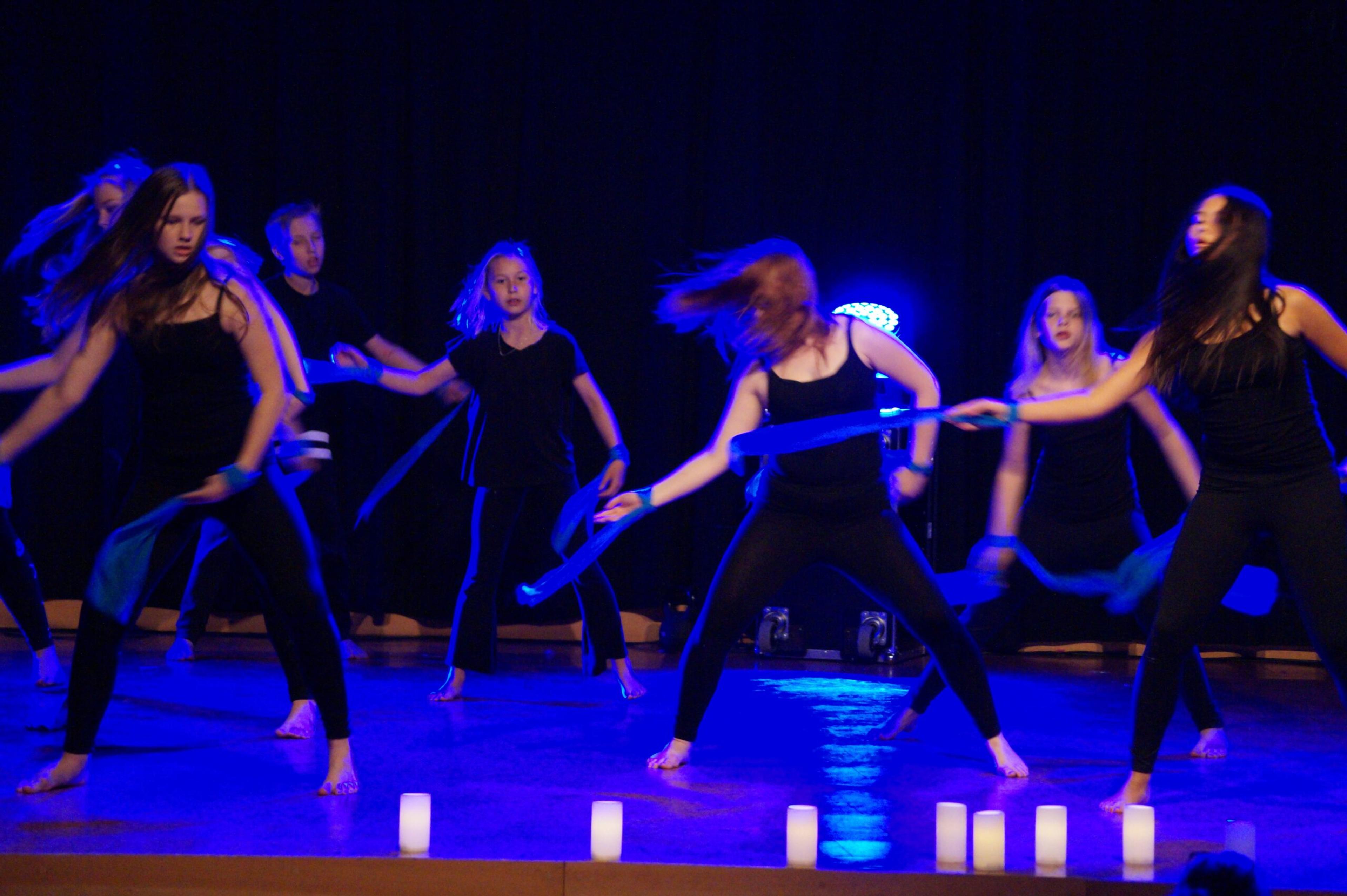Elever som dansar på scen