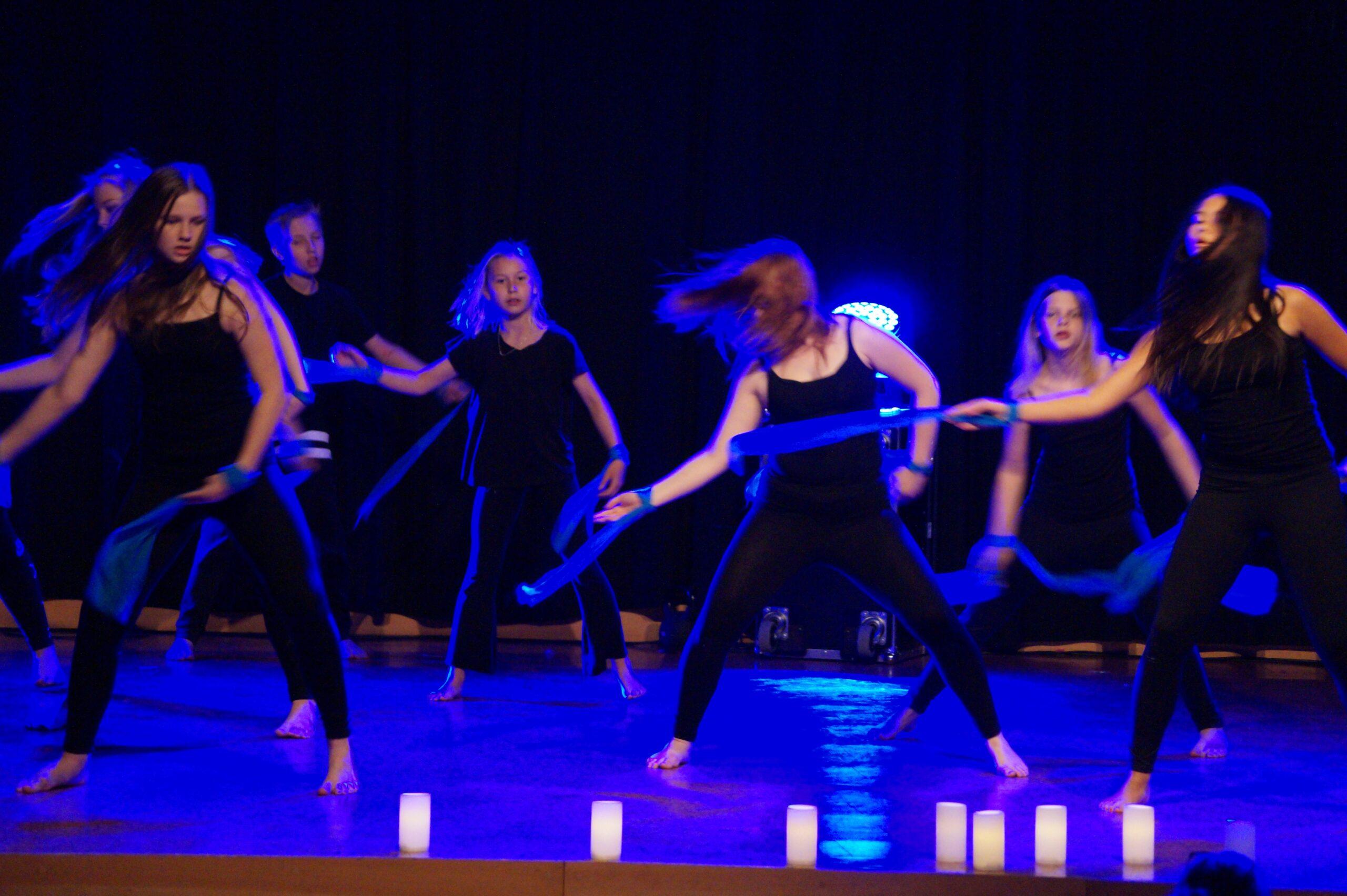 Elever som dansar på scen i en föreställning