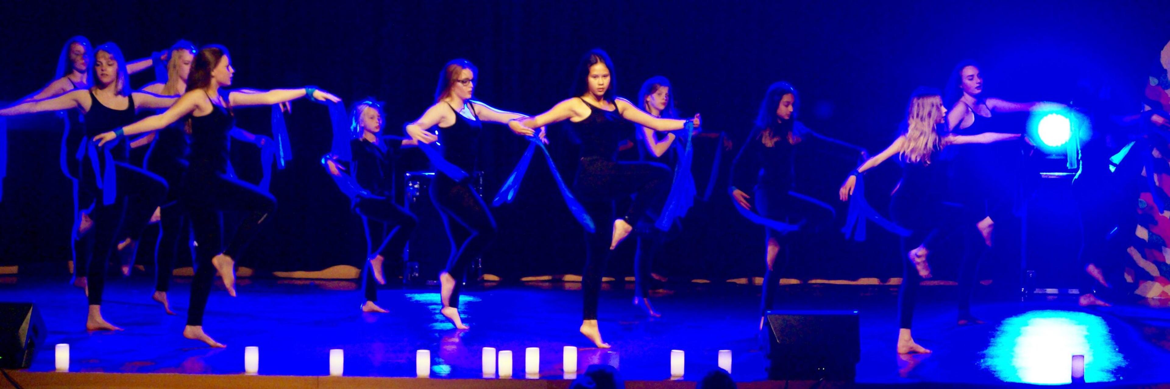Elever som dansar på scen på en föreställning