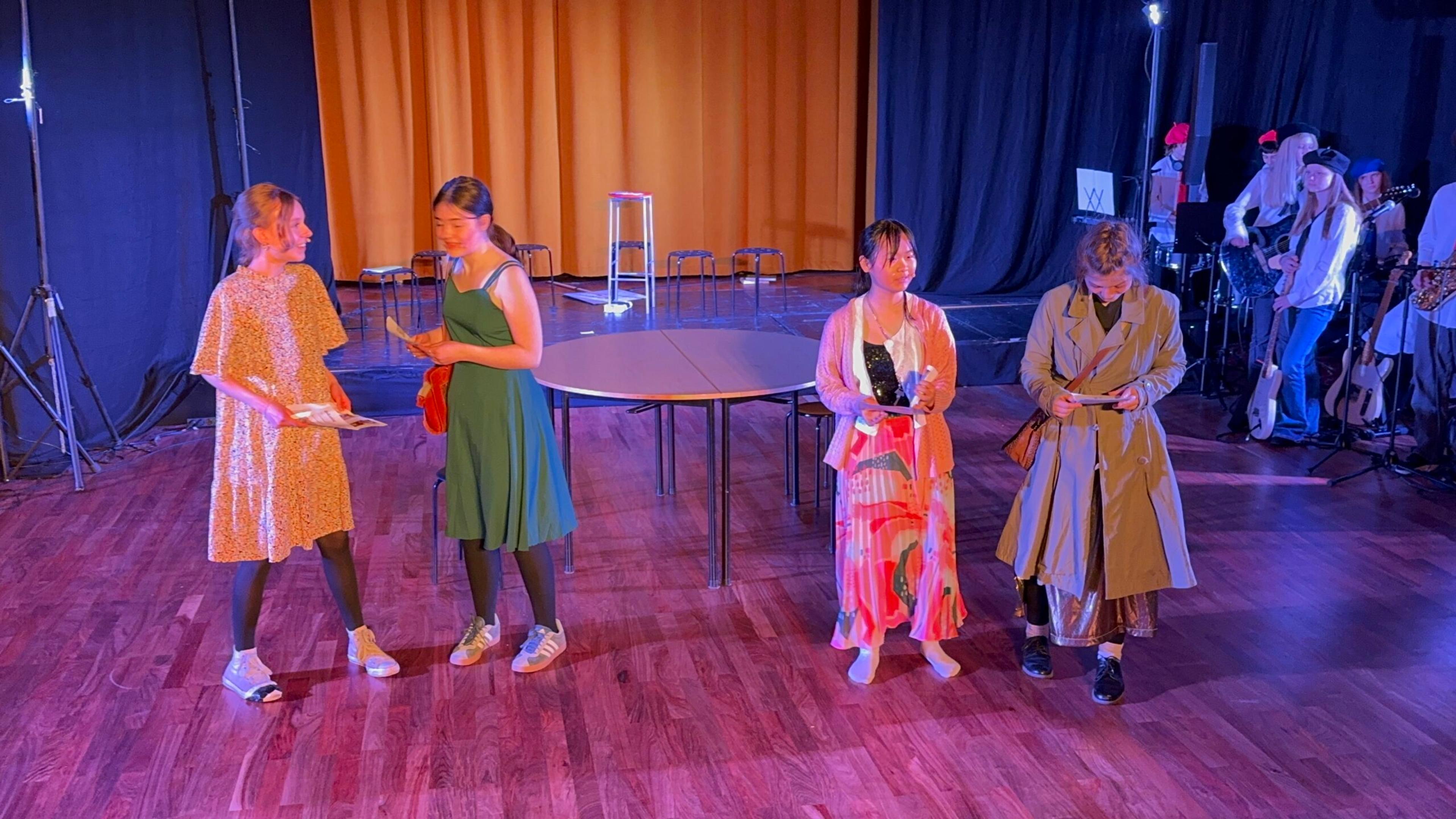 Teatergrupp på Entréskolan
