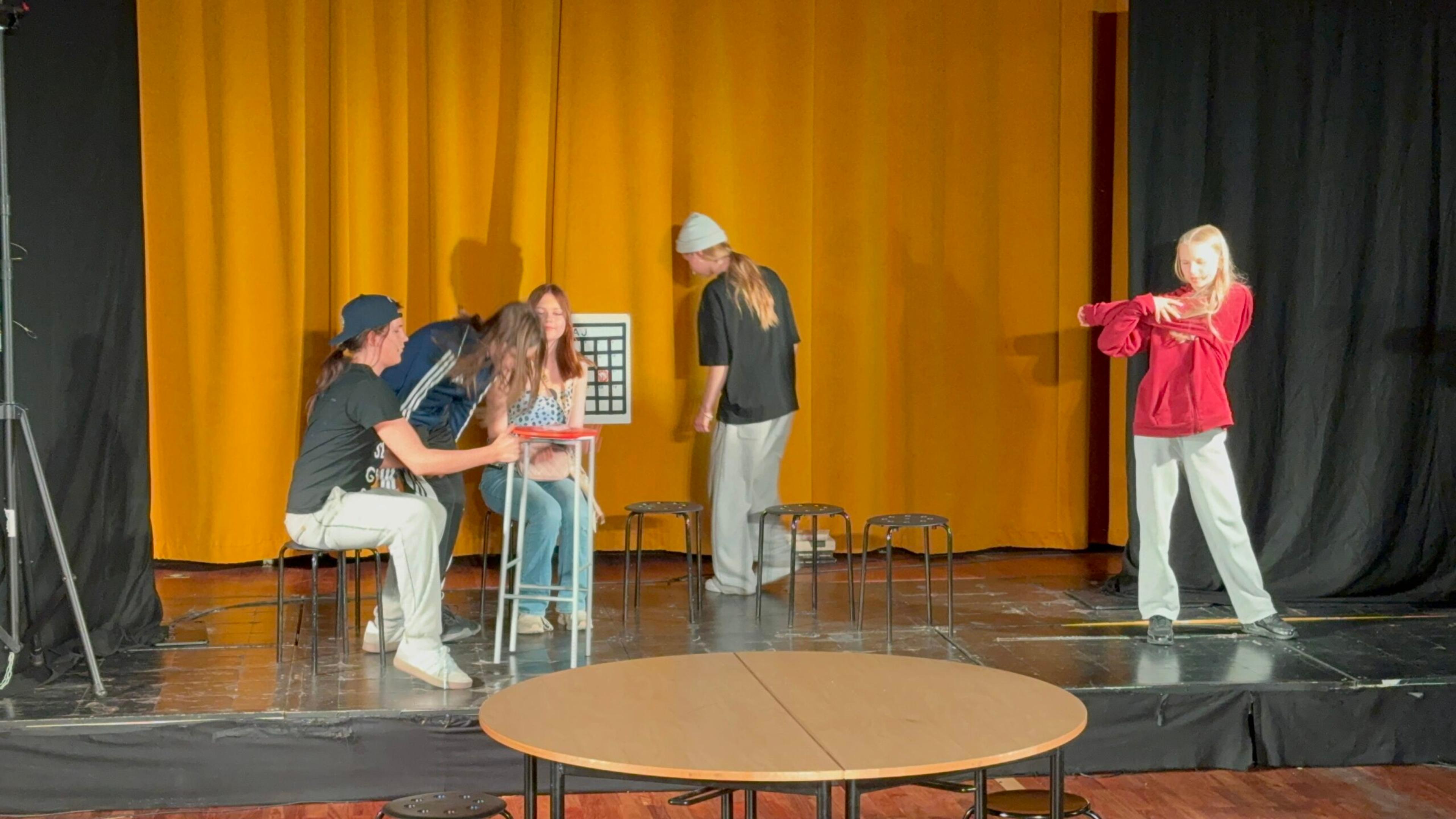 Teatergrupp på Entréskolan