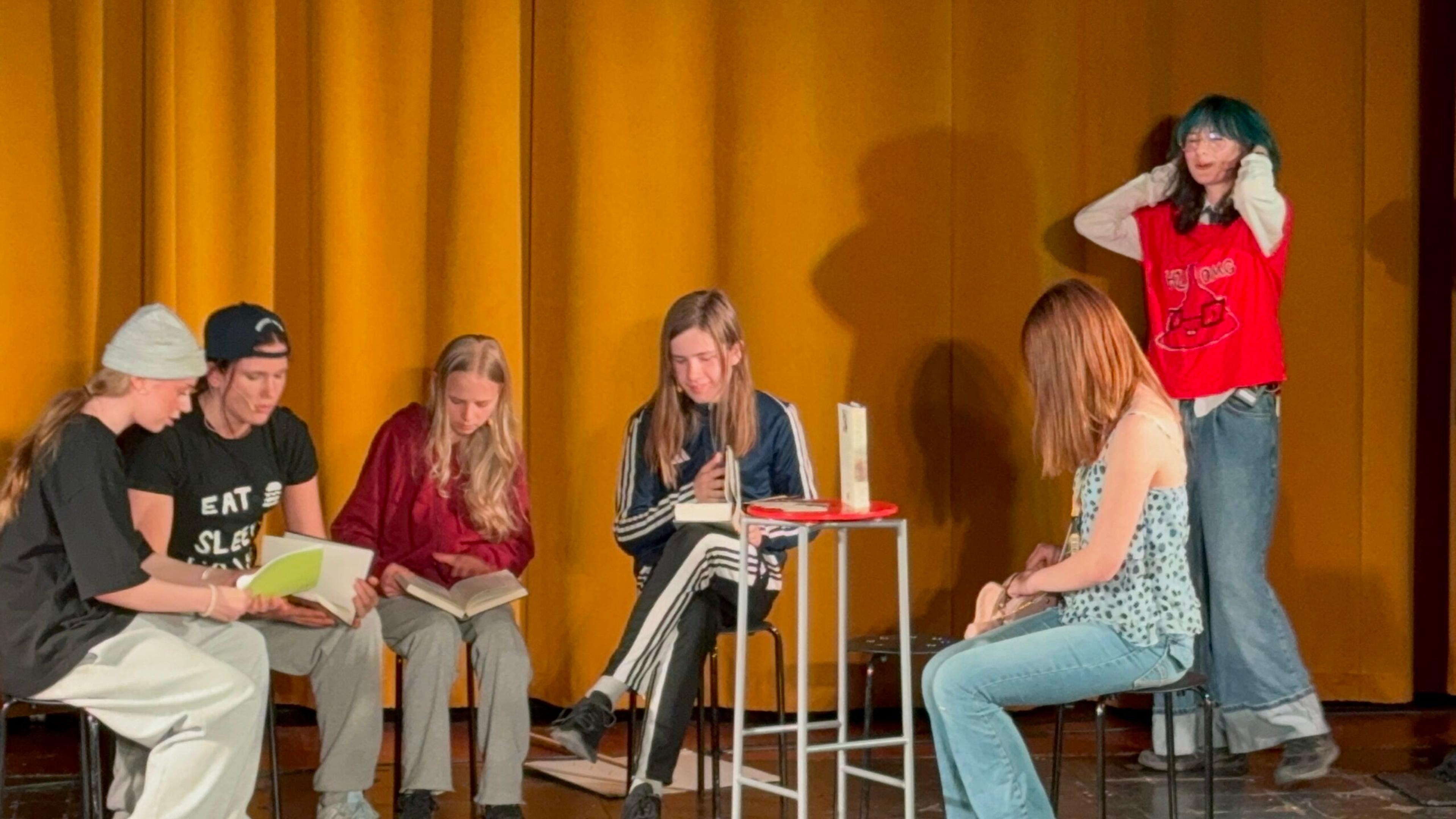 Teatergrupp på Entréskolan