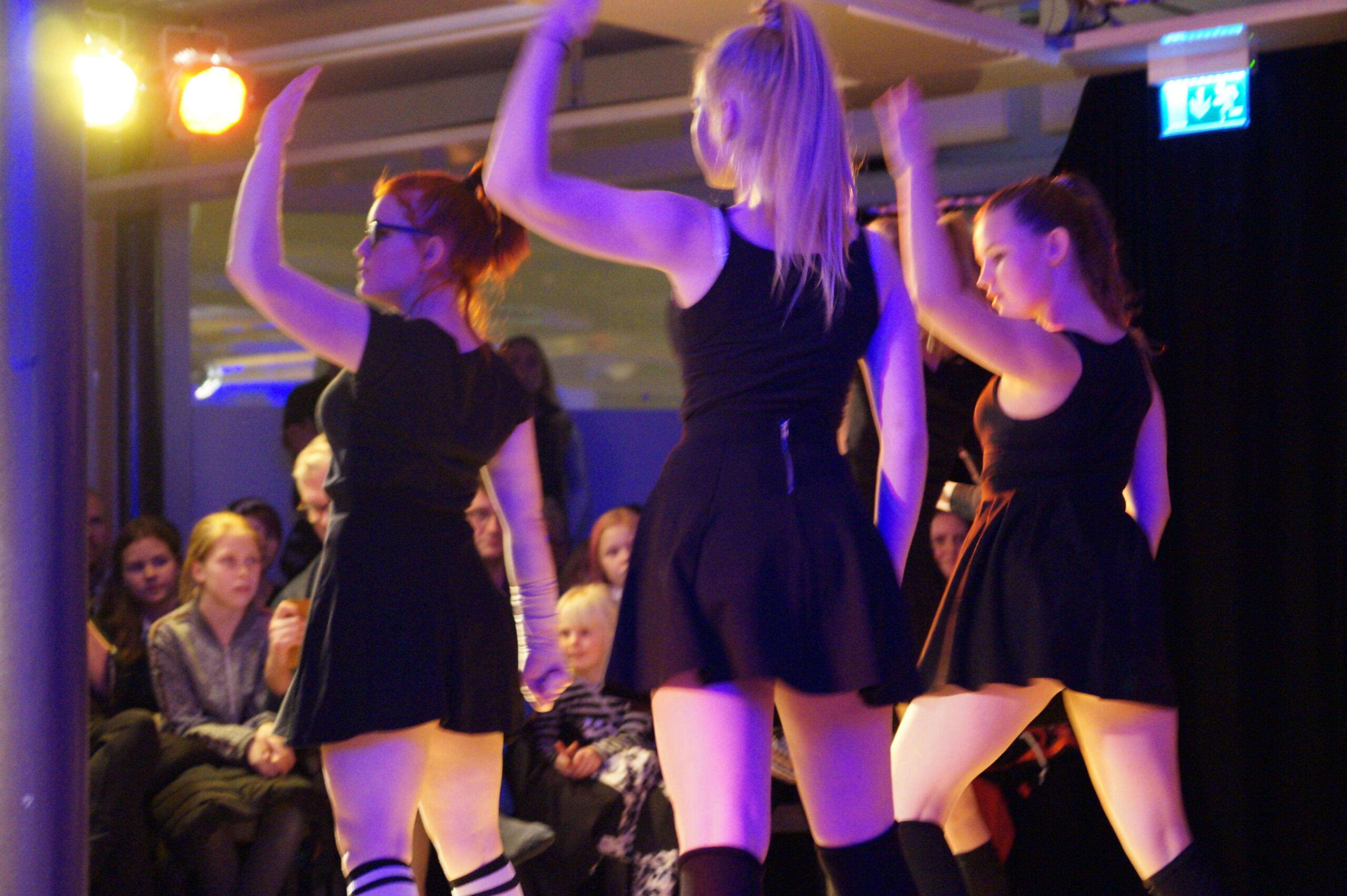 Elever som dansar på scen