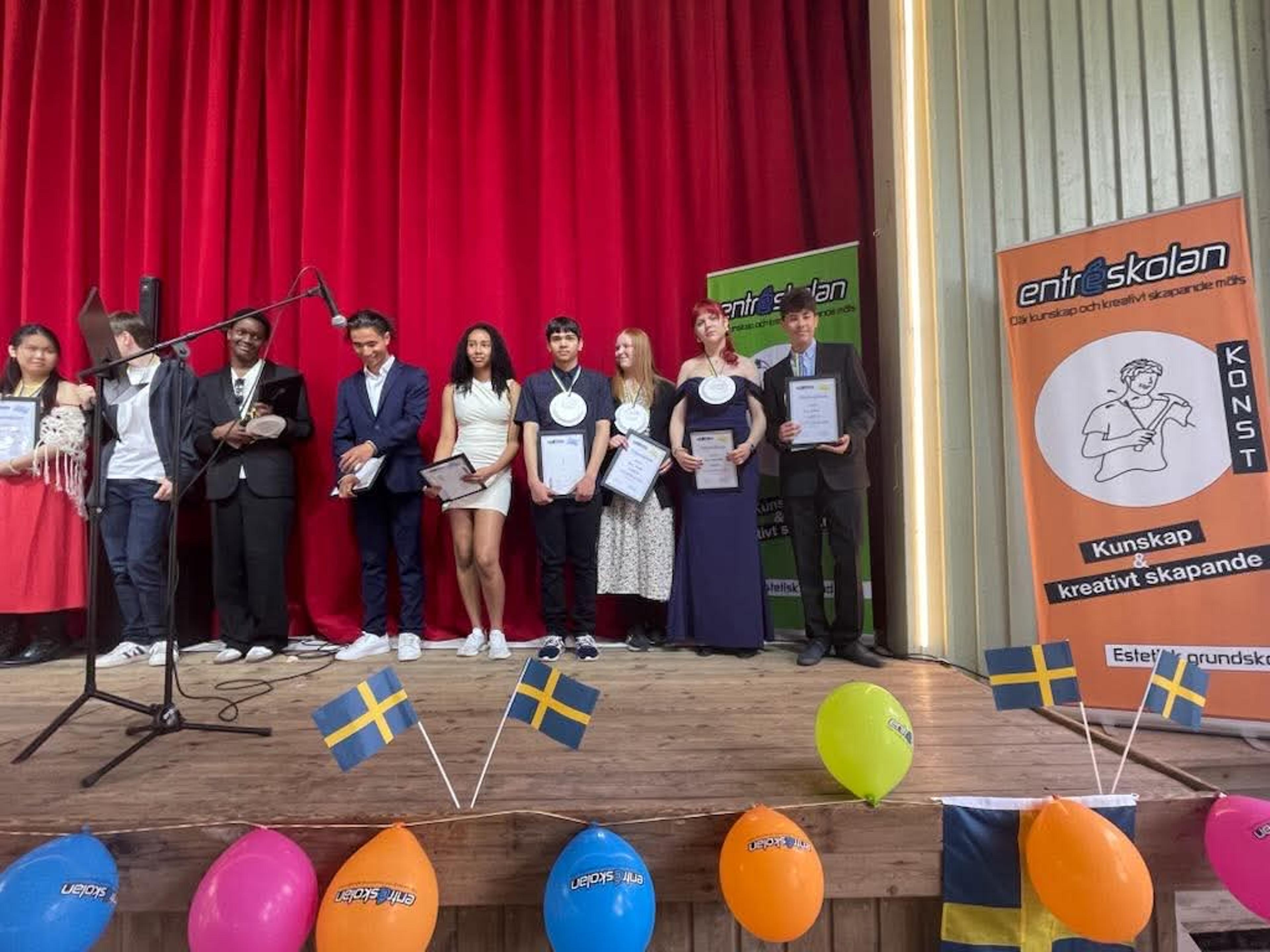 Bild som visar elever som mottagit stipendium 2025 på Entréskolan Västerås