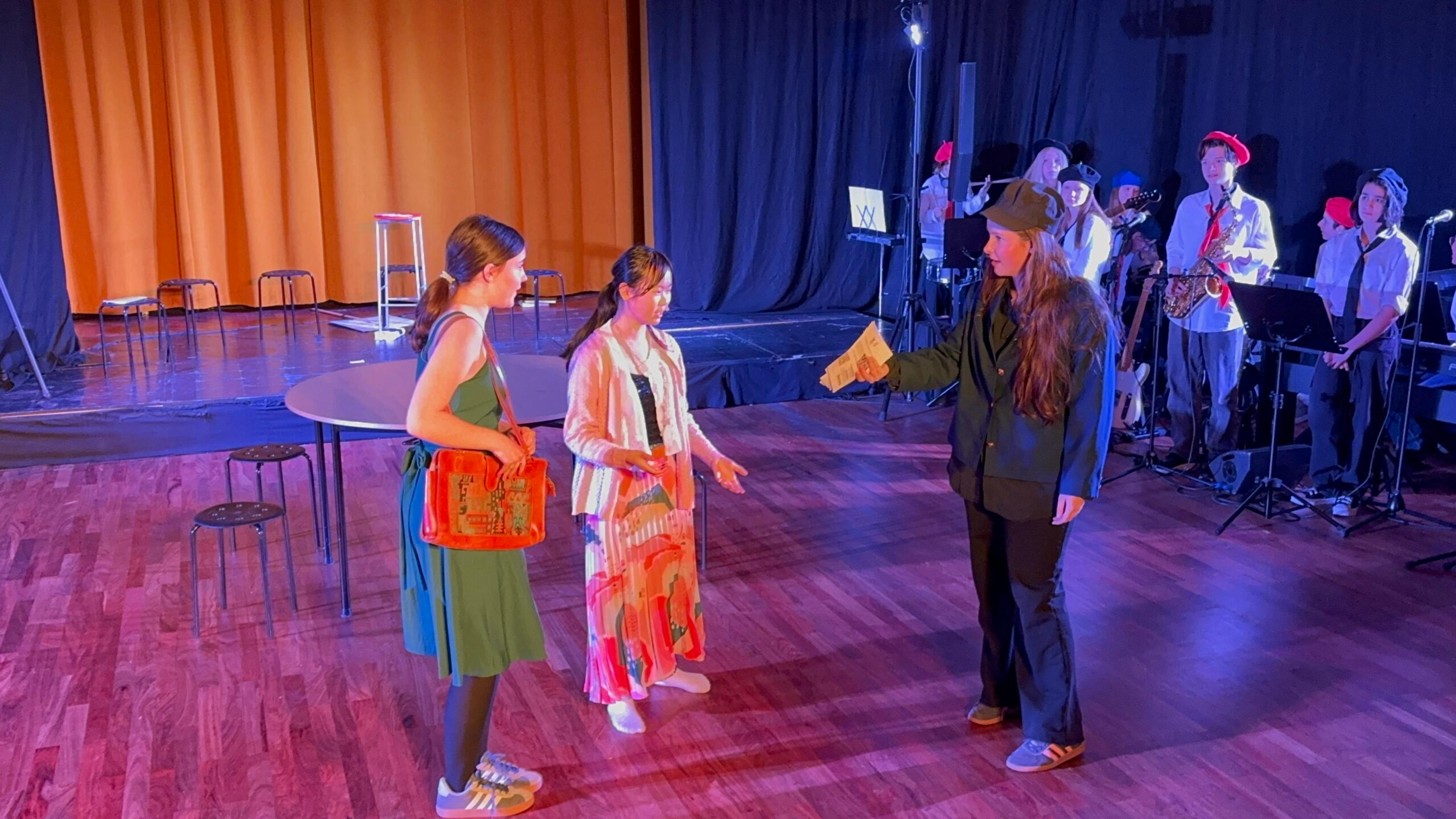 Teatergrupp på Entréskolan