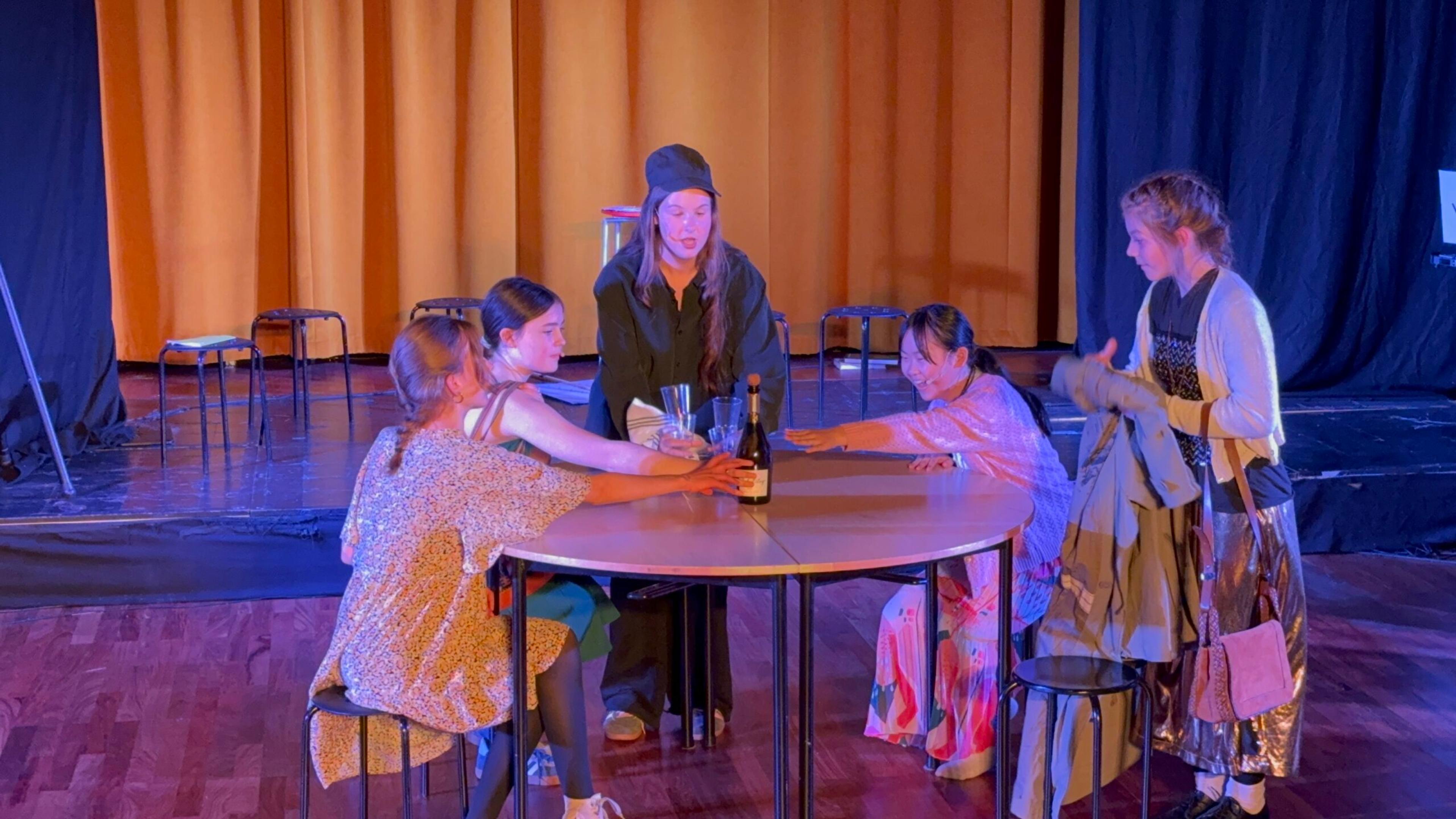 Teatergrupp på Entréskolan