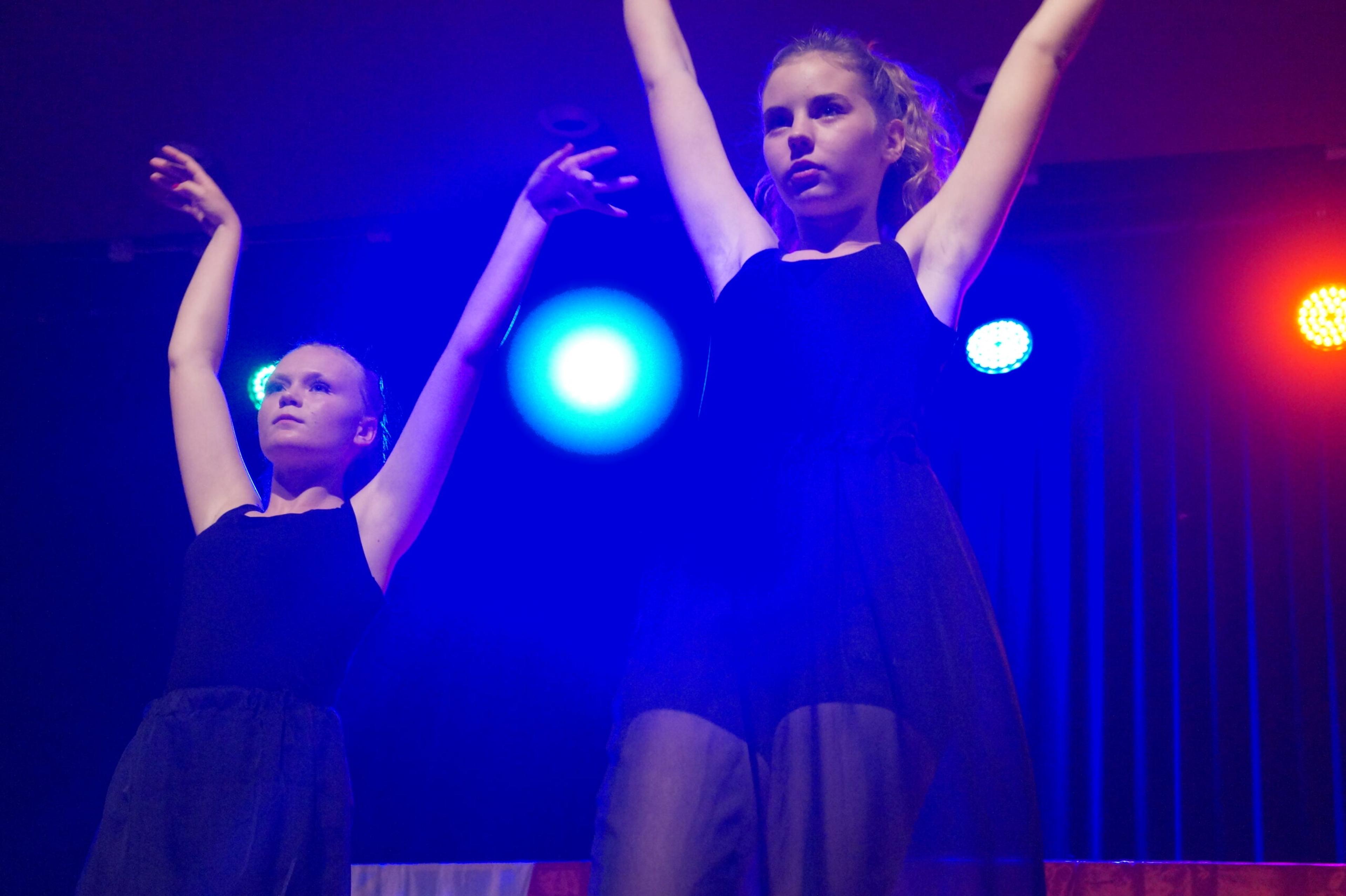 Elever som dansar på scen