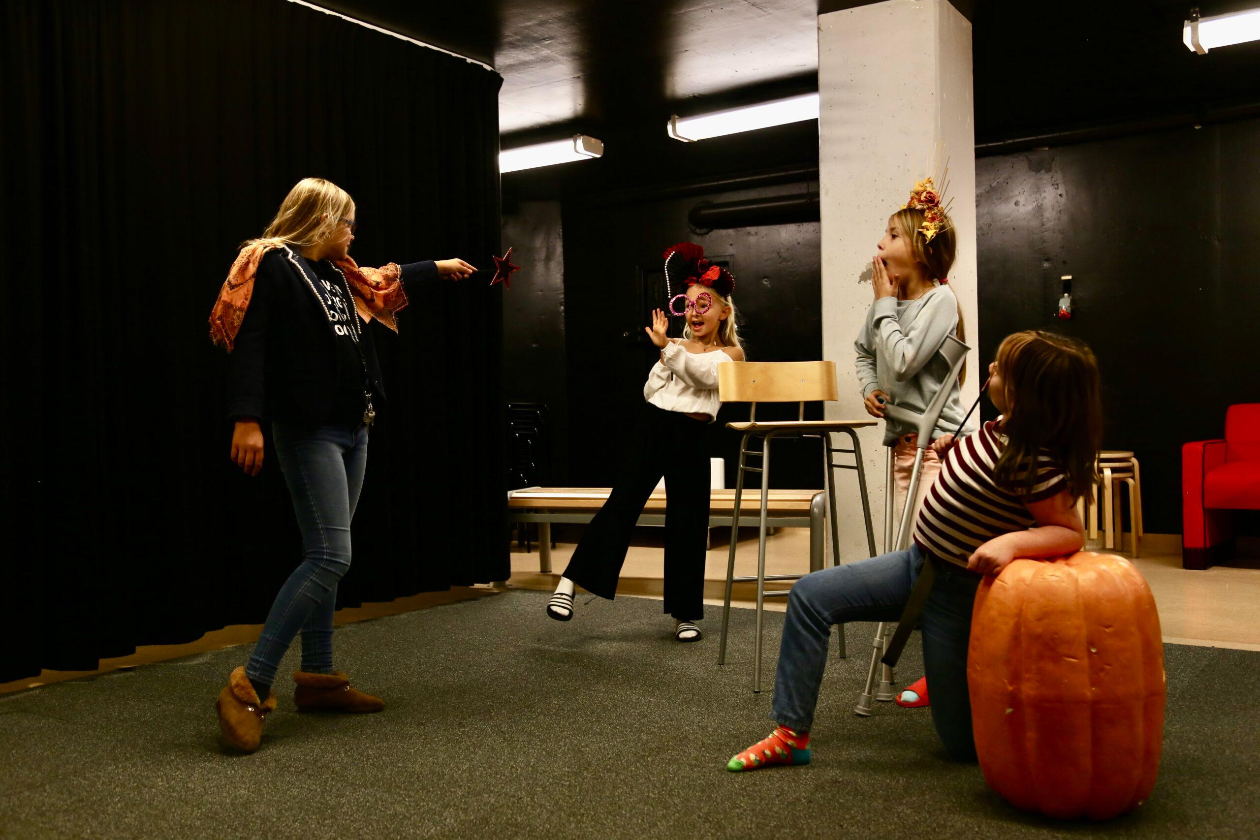 Elever som övar teater