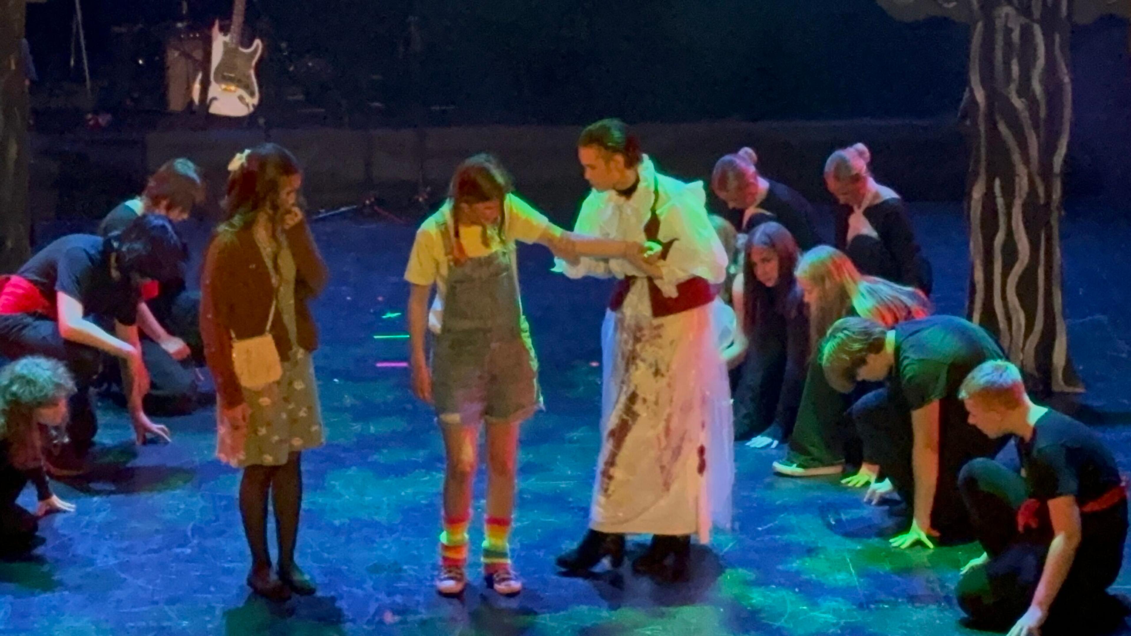Bild från föreställningen Alice i skuggornas rike