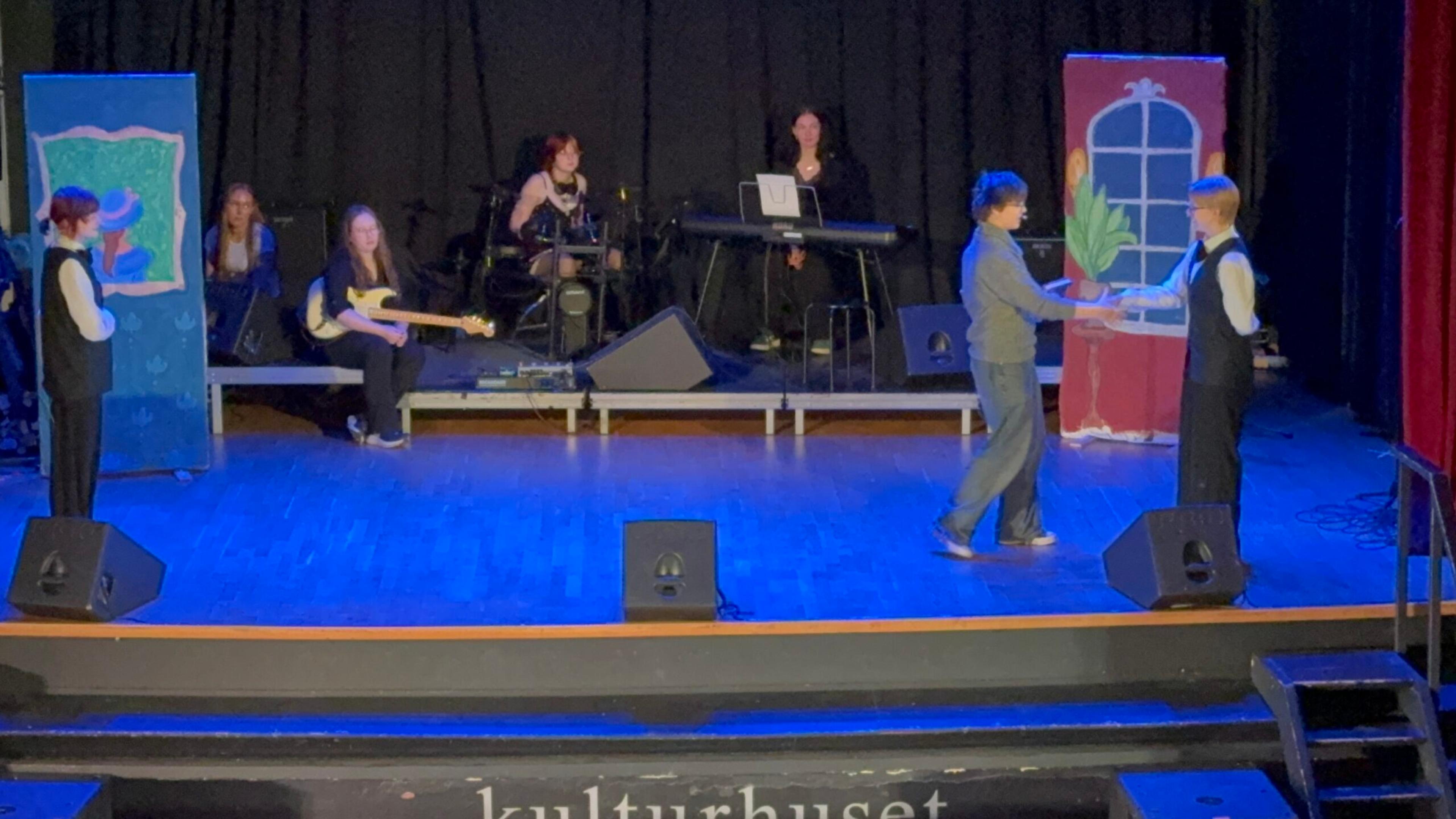 Bild från föreställningen Herrgårdsmysteriet