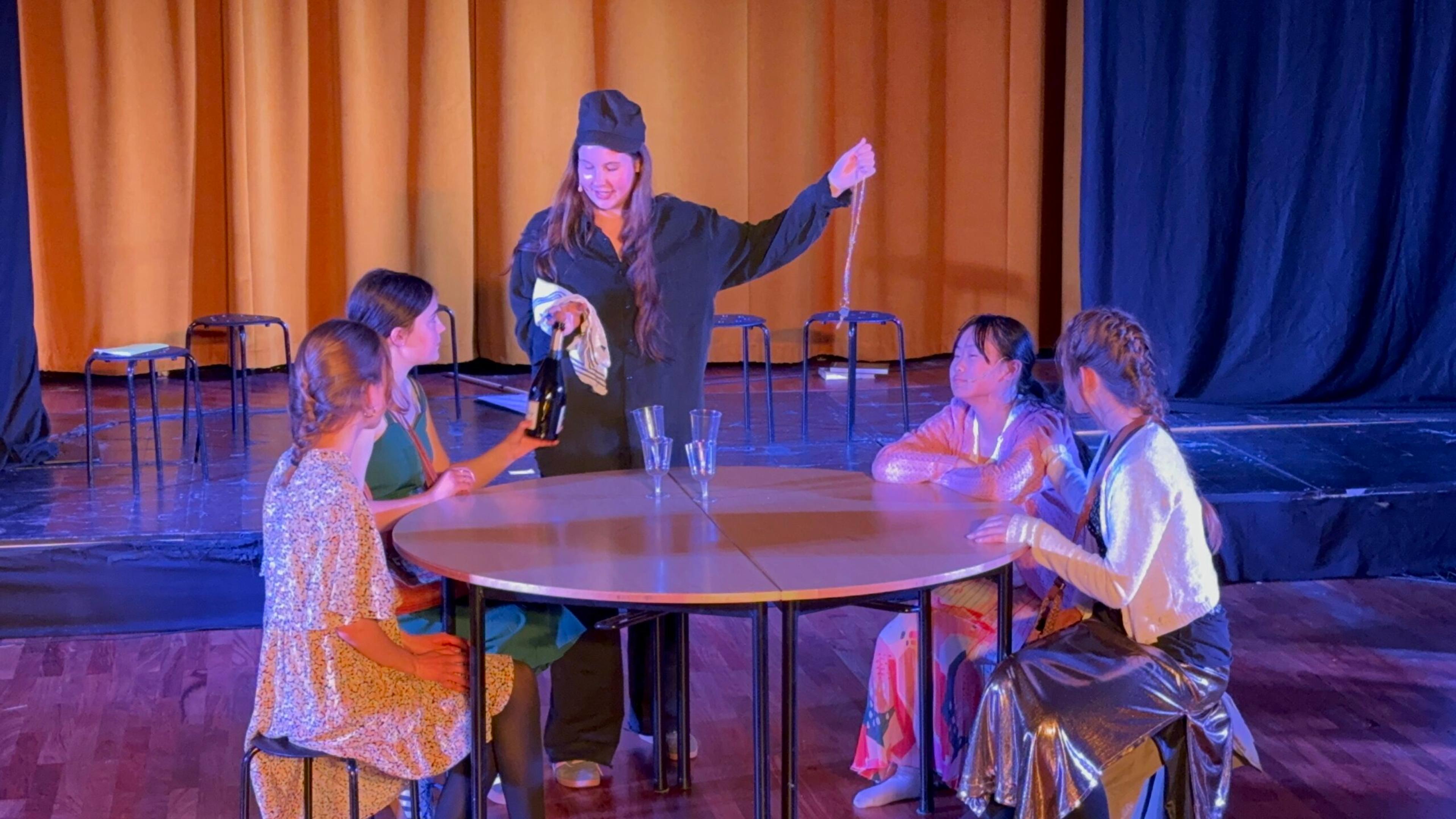 Teatergrupp på Entréskolan