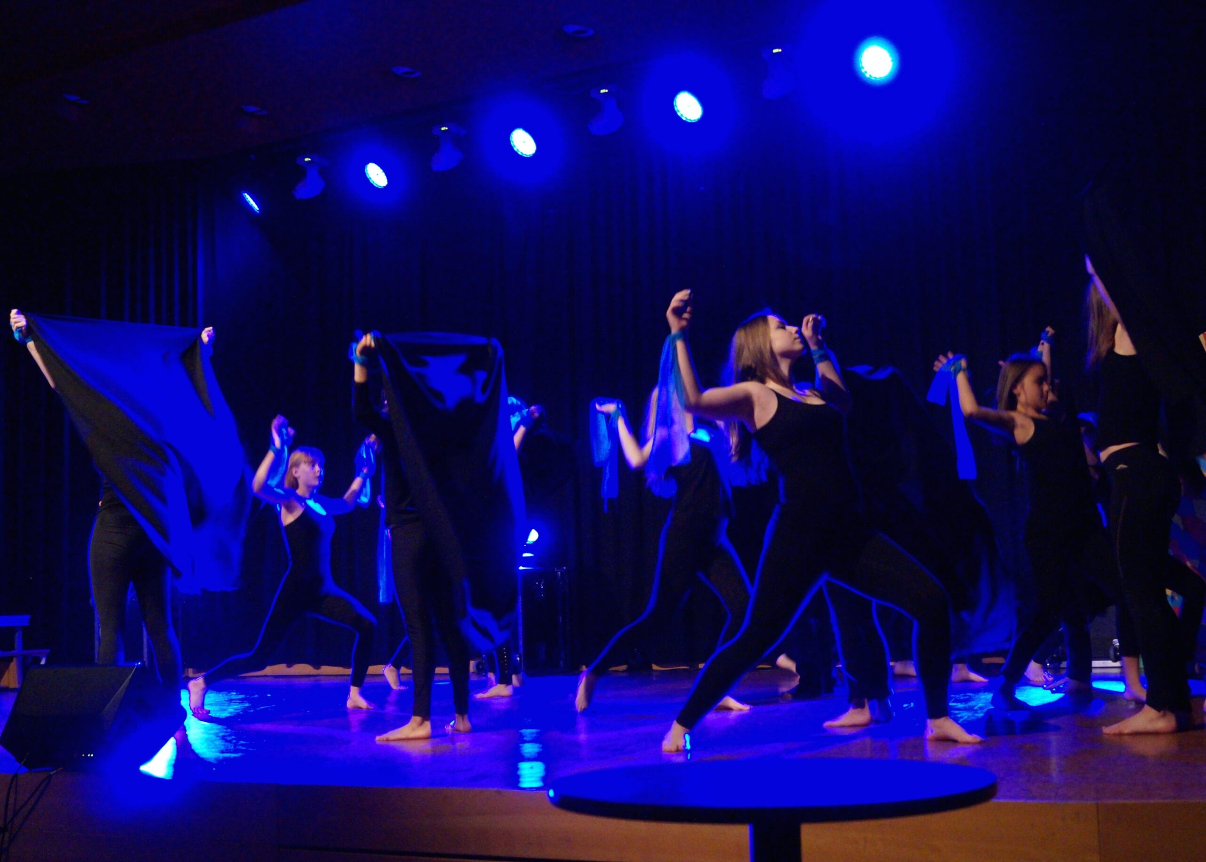Elever som dansar på scen