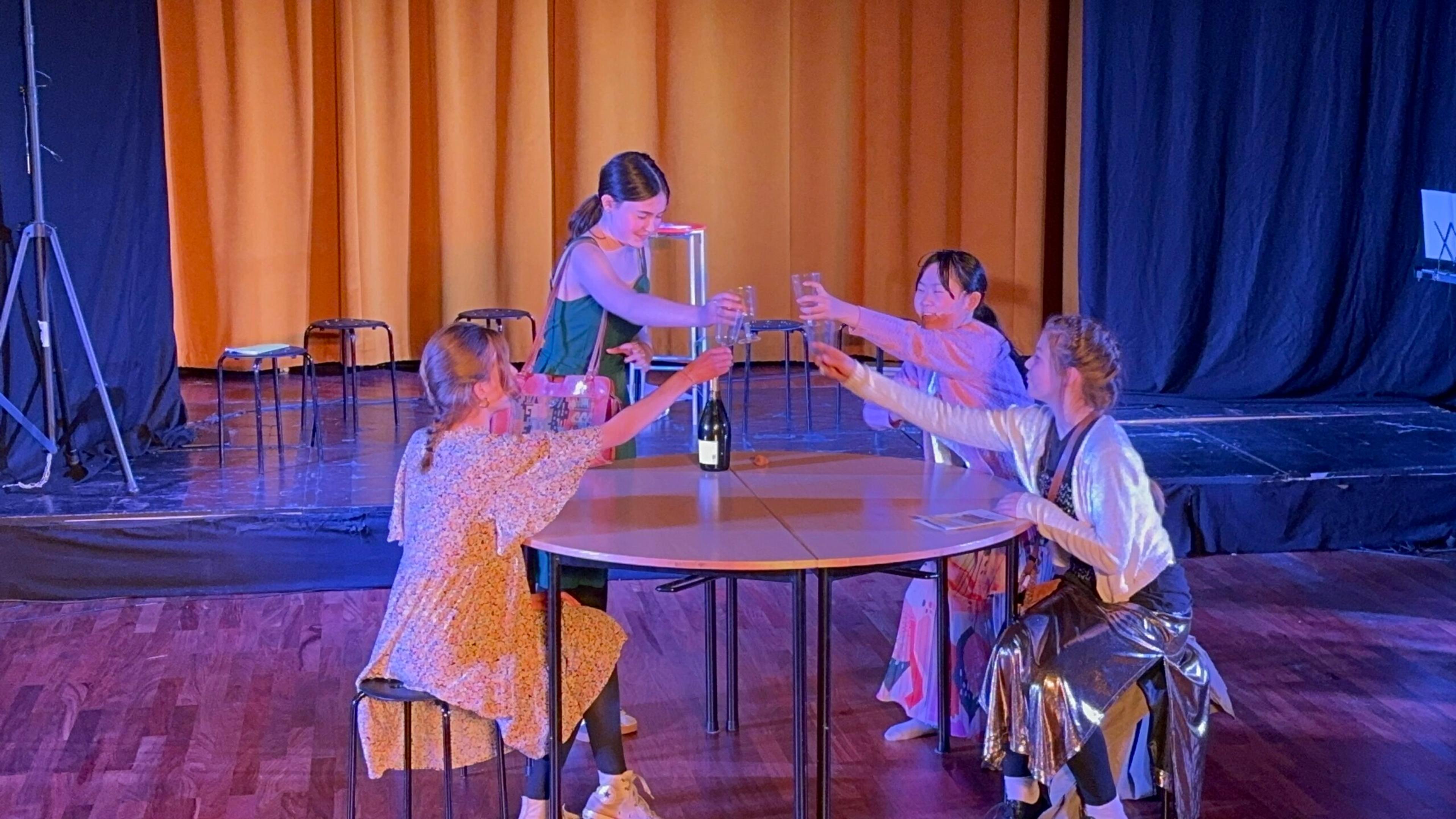 Teatergrupp på Entréskolan