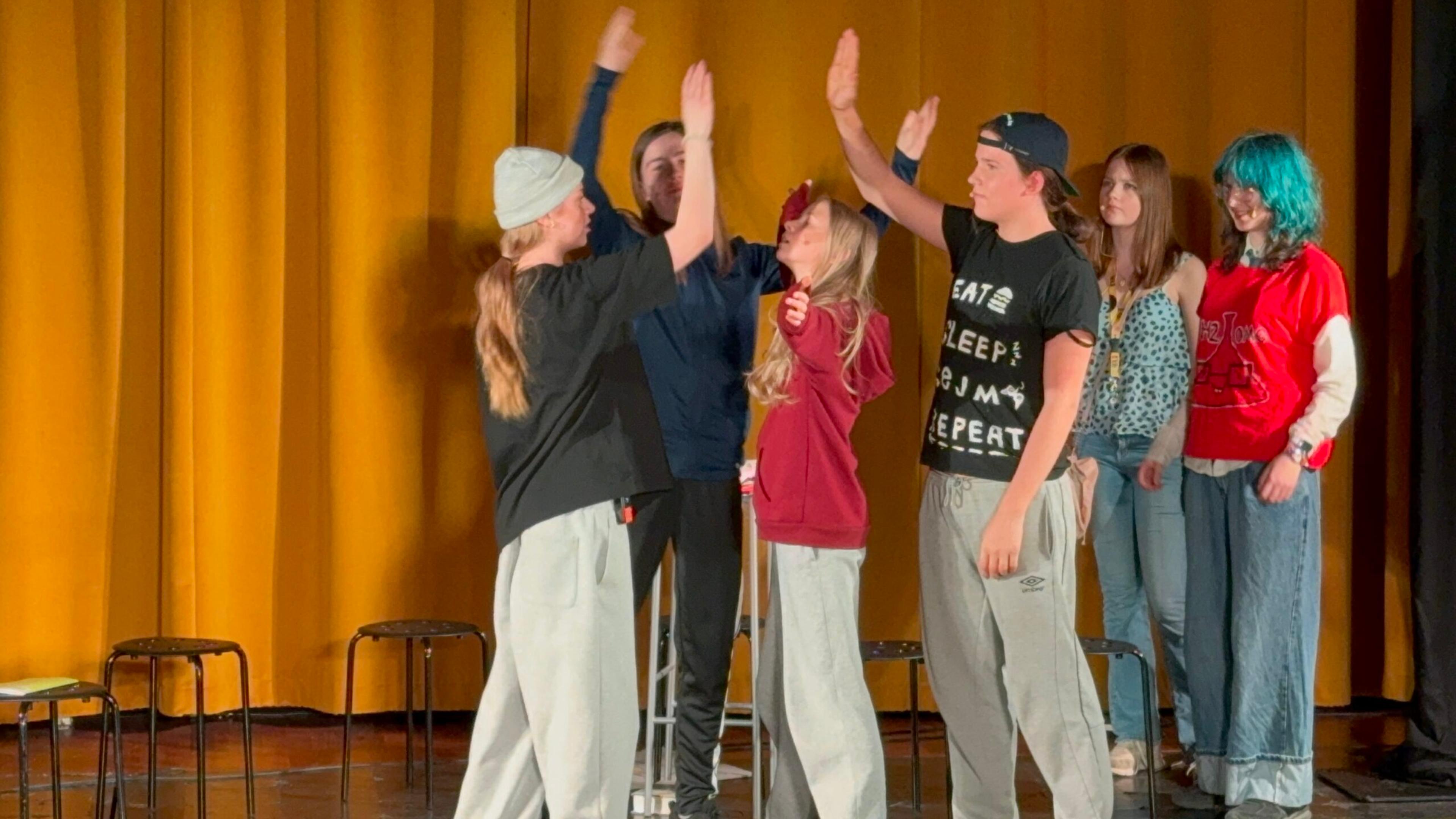 Teatergrupp på Entréskolan