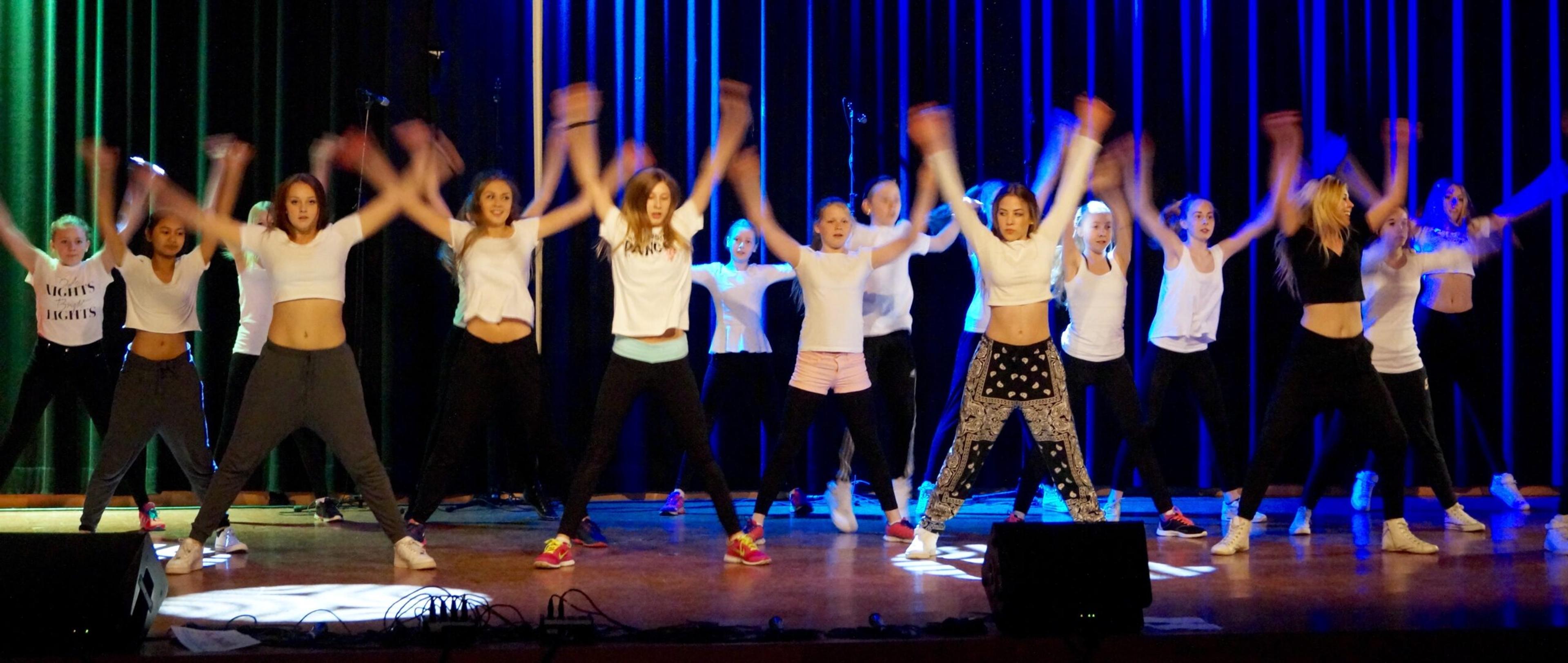 Elever som dansar på scen