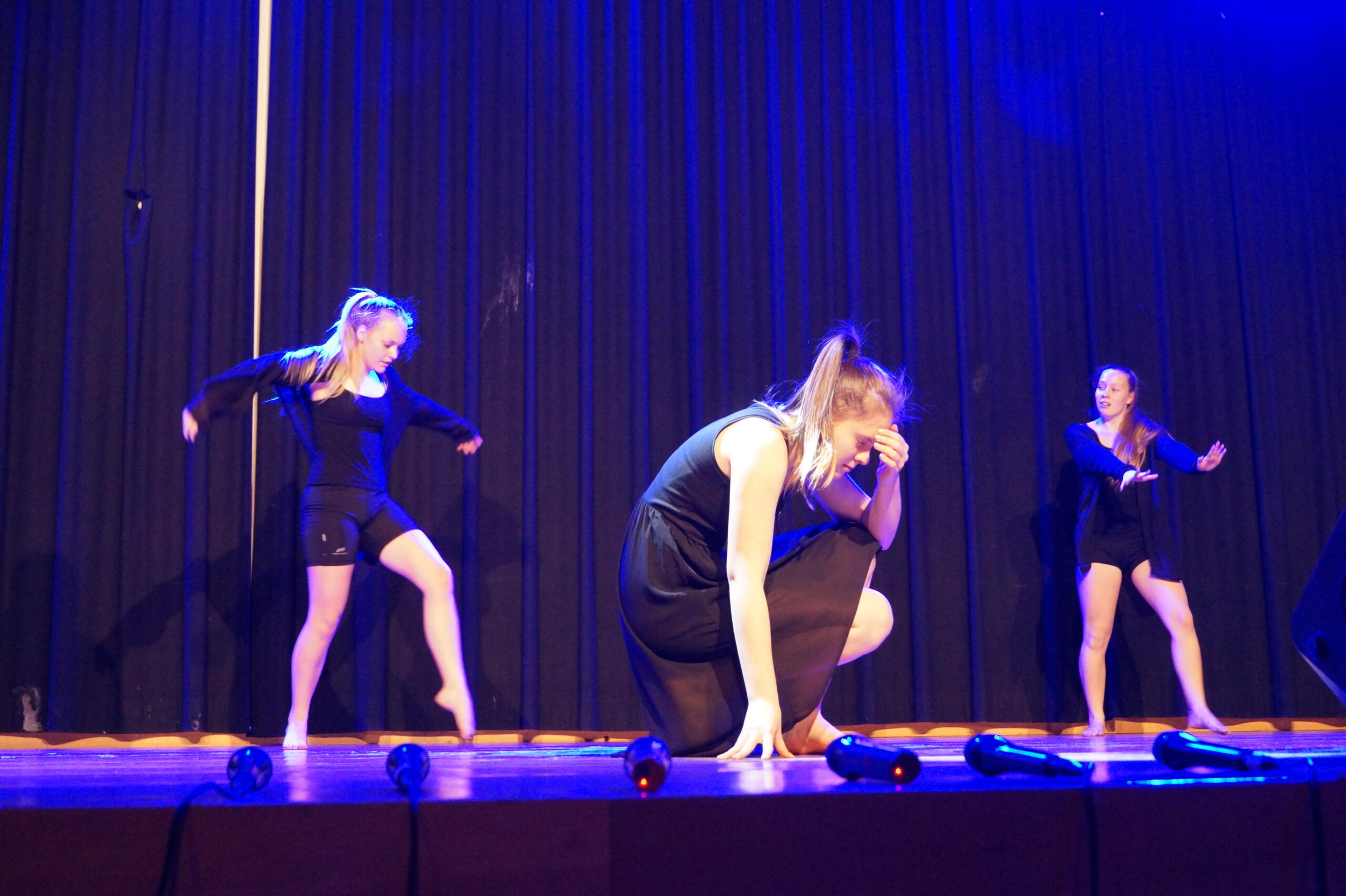 Elever som dansar på scen