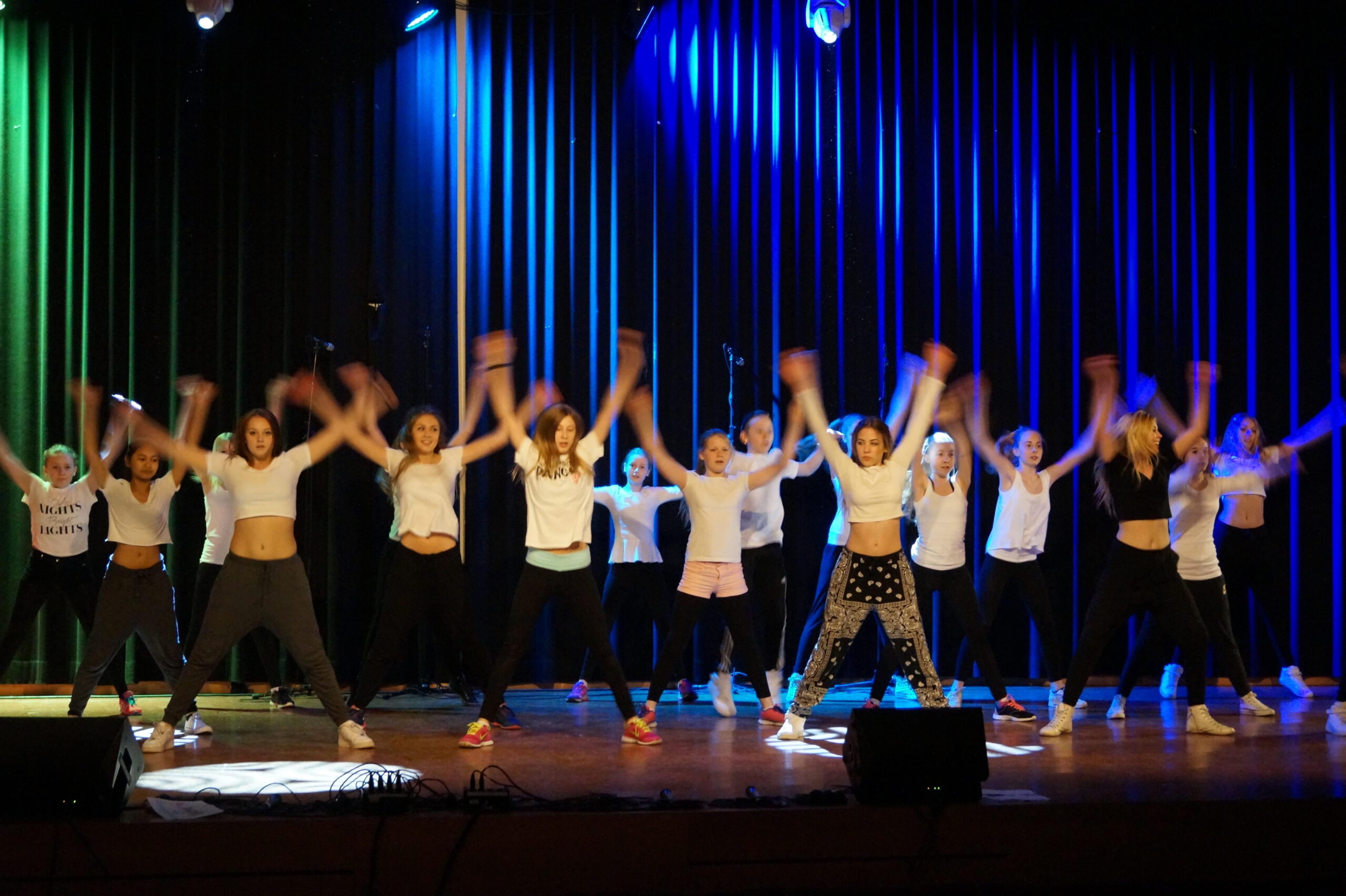 Elever som dansar på scen