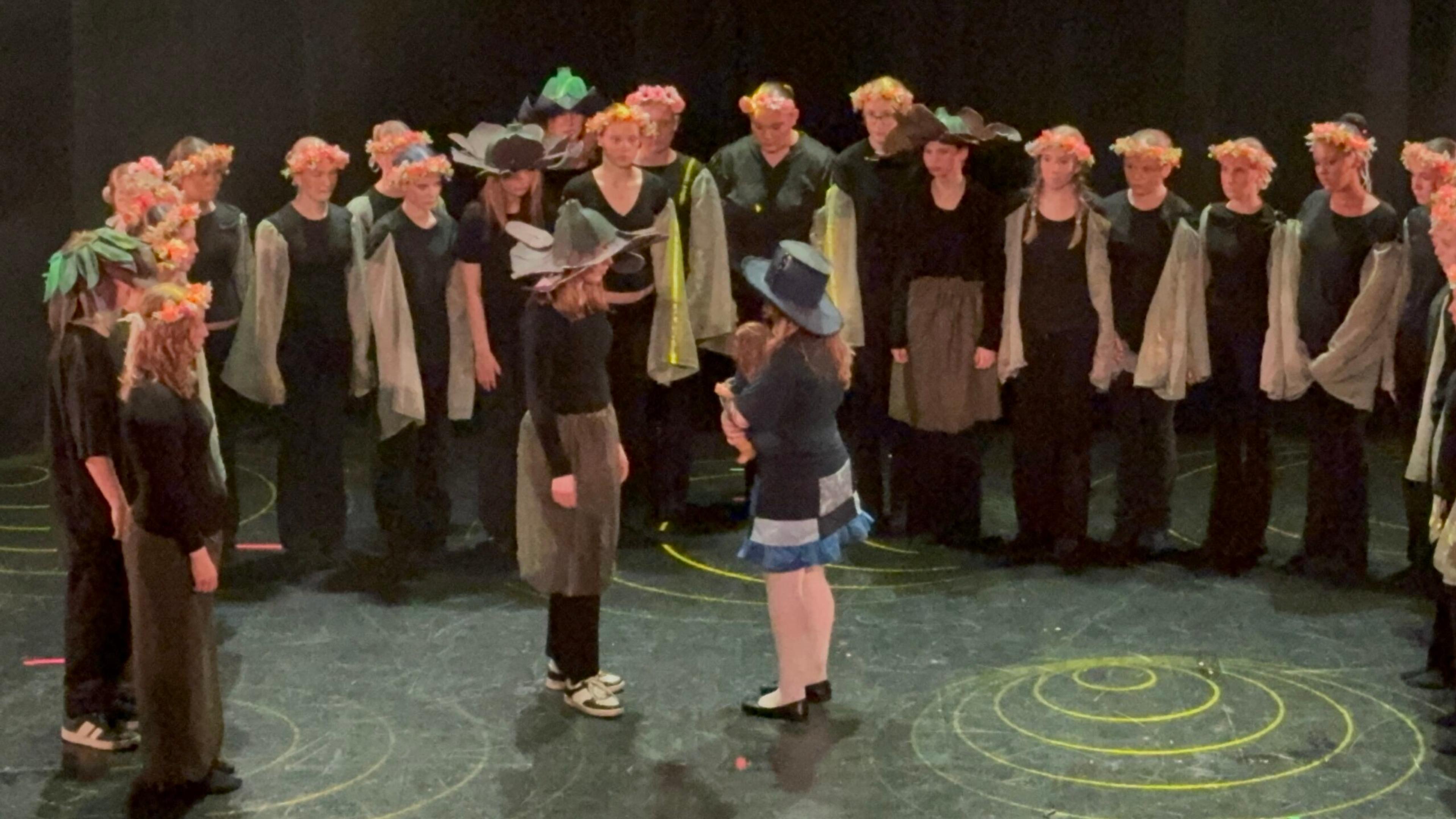Bild från föreställningen Alice i skuggornas rike