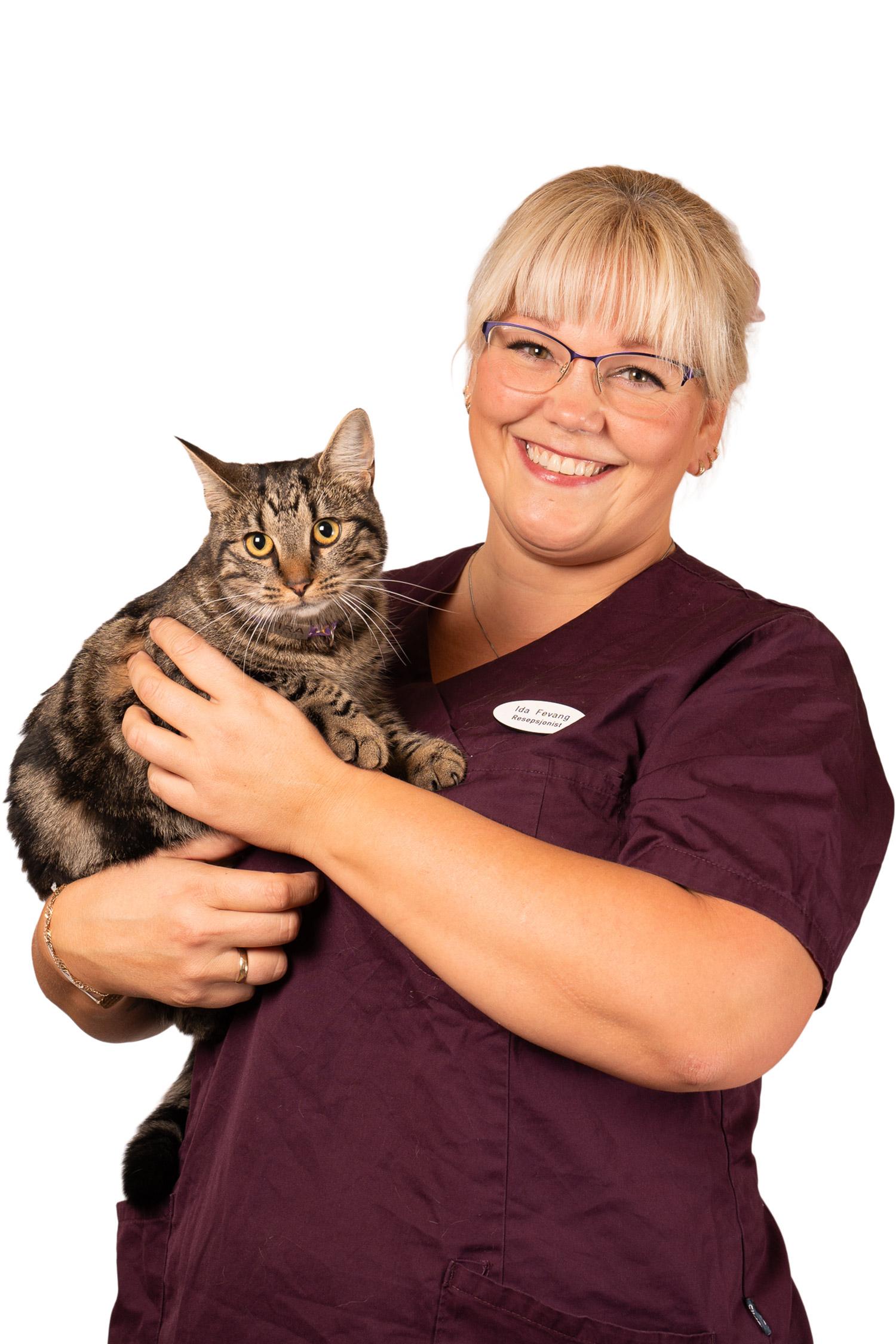 Ida Fevang, resepsjonist ved Tønsberg Dyreklinikk, med en katt på armen