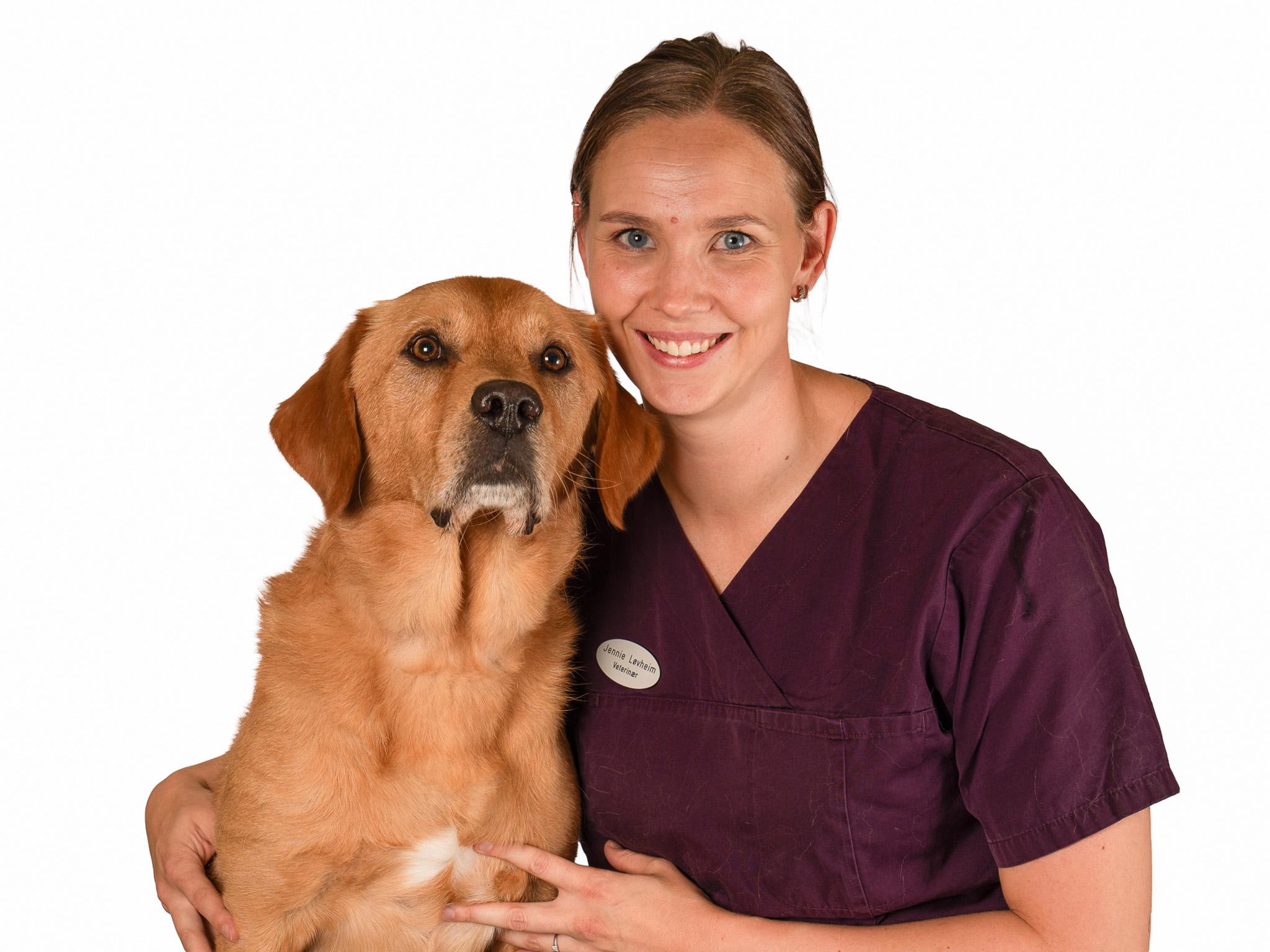 Jennie Løvheim, veterinær ved Tønsberg Dyreklinikk, med en hund inntil seg