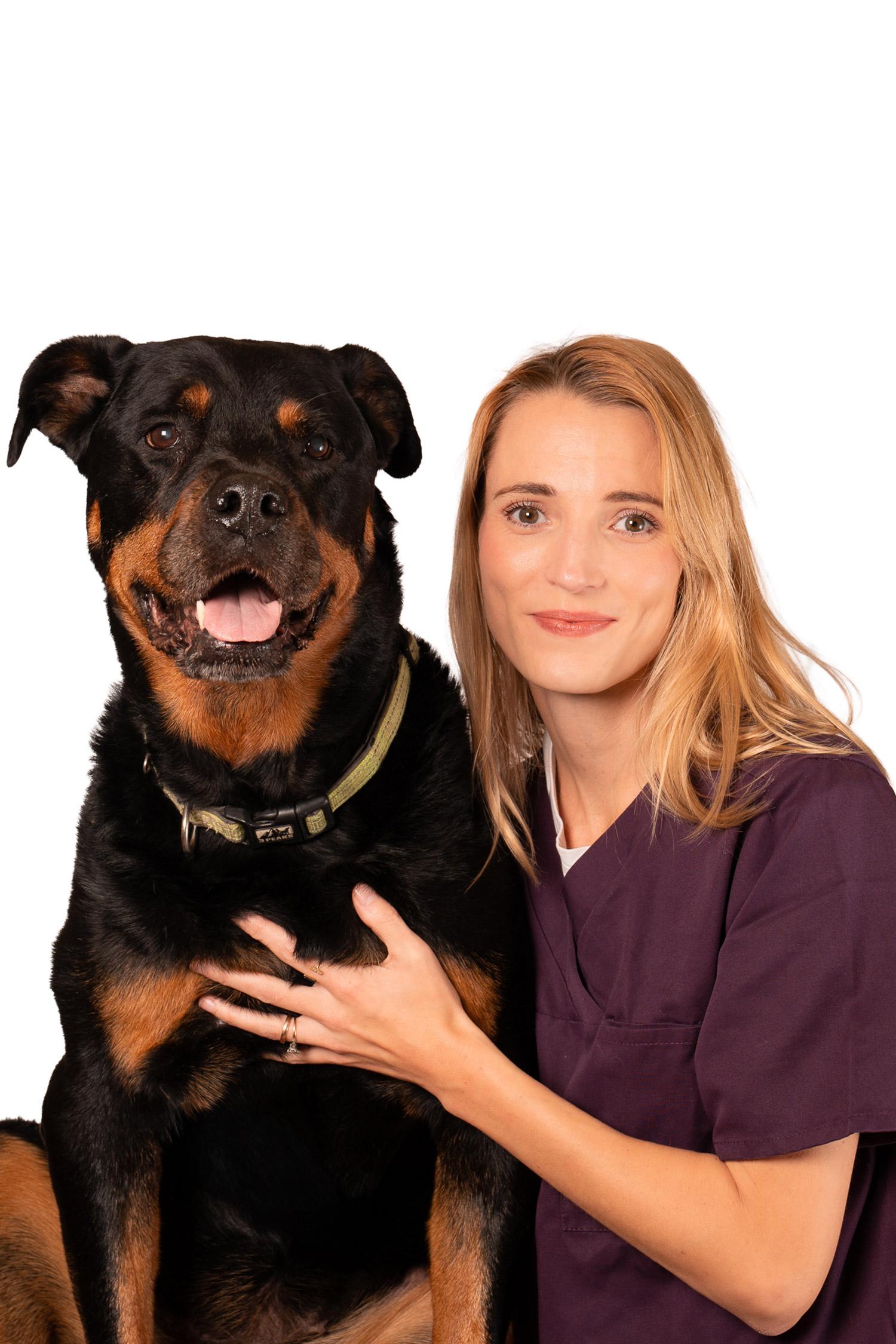 Natasha Eriksen, veterinær ved Tønsberg Dyreklinikk, med en rottweiler