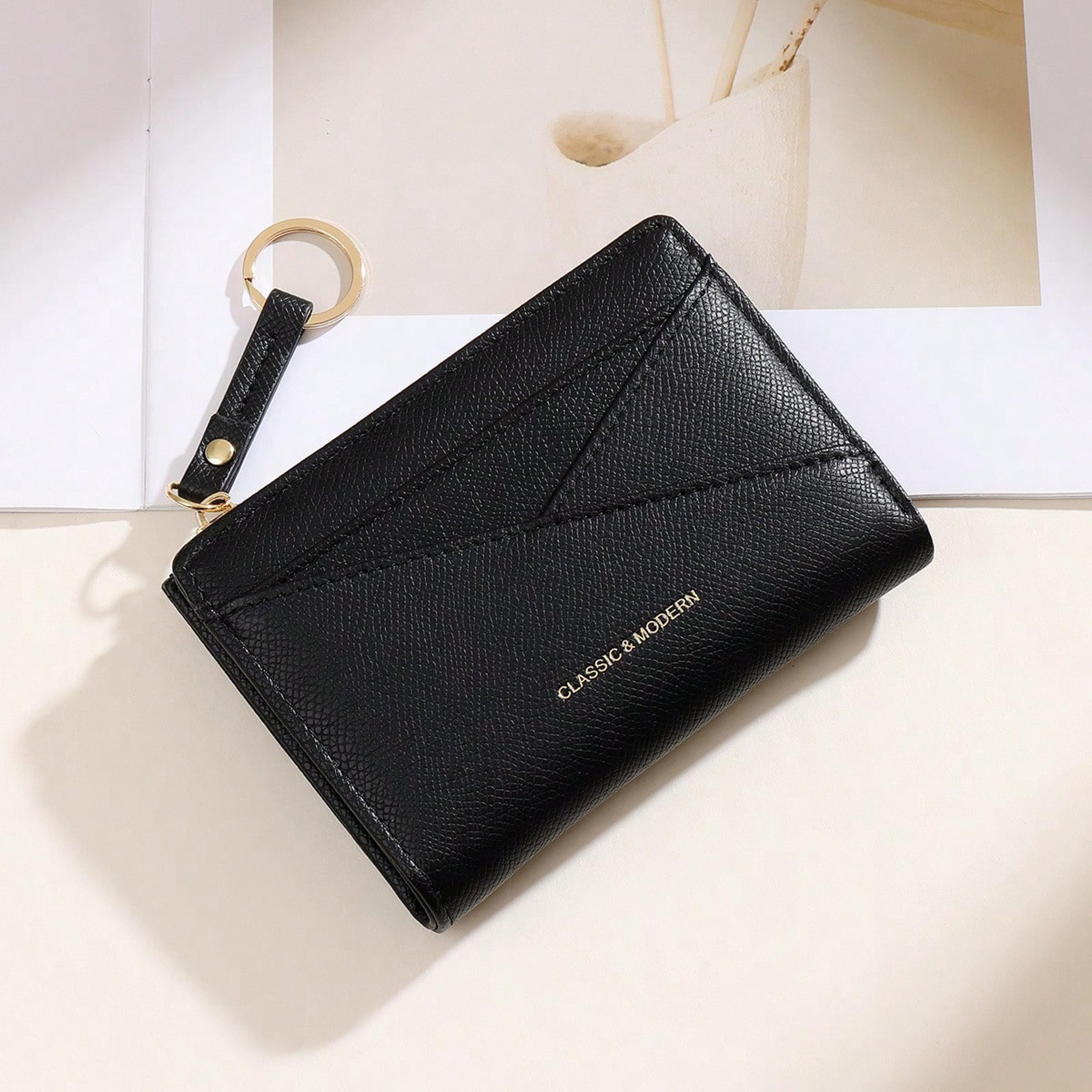 Cartera con diseño asimétrico