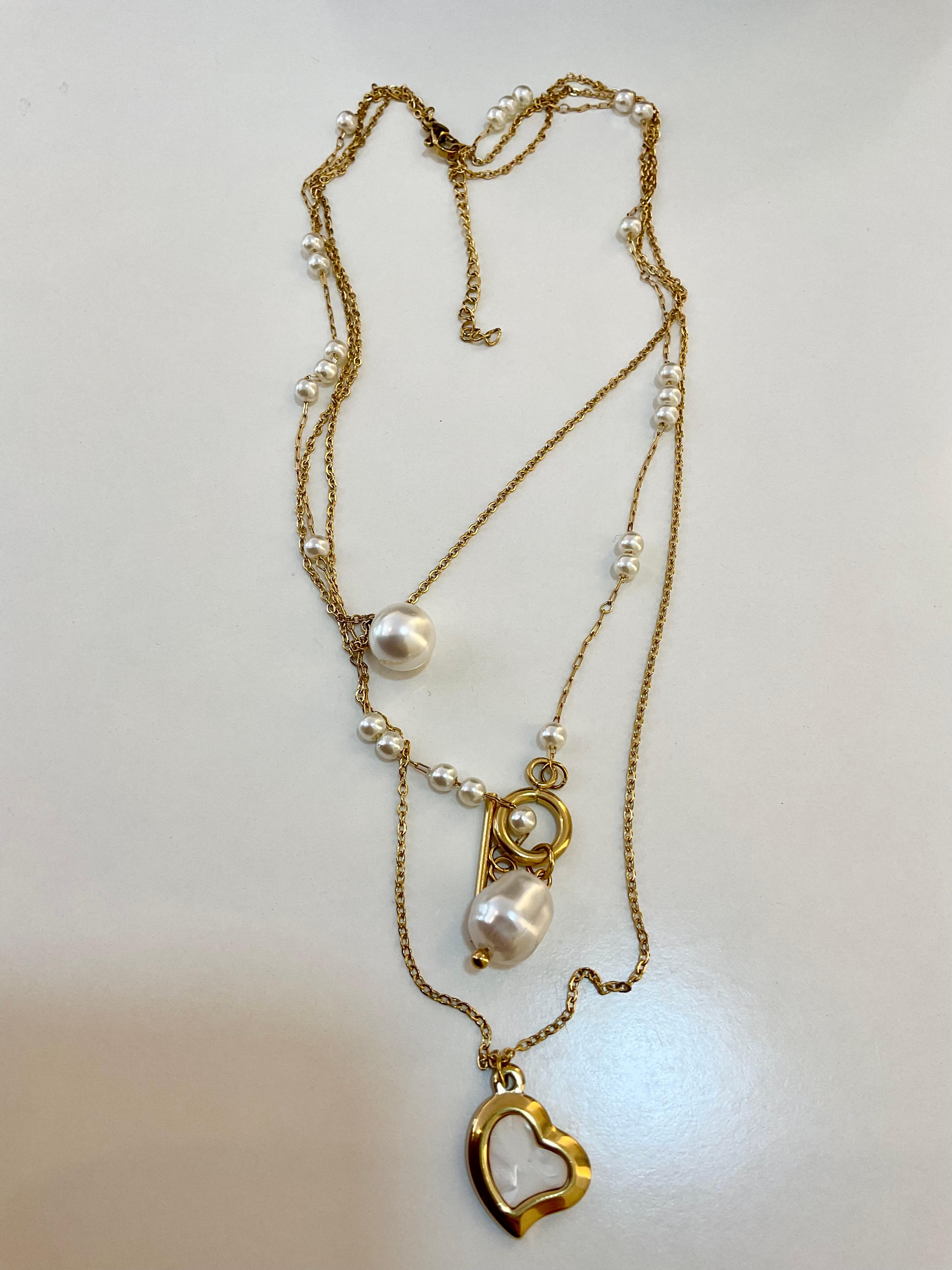 Cadena de varias capas con perlas y colgante de corazón
