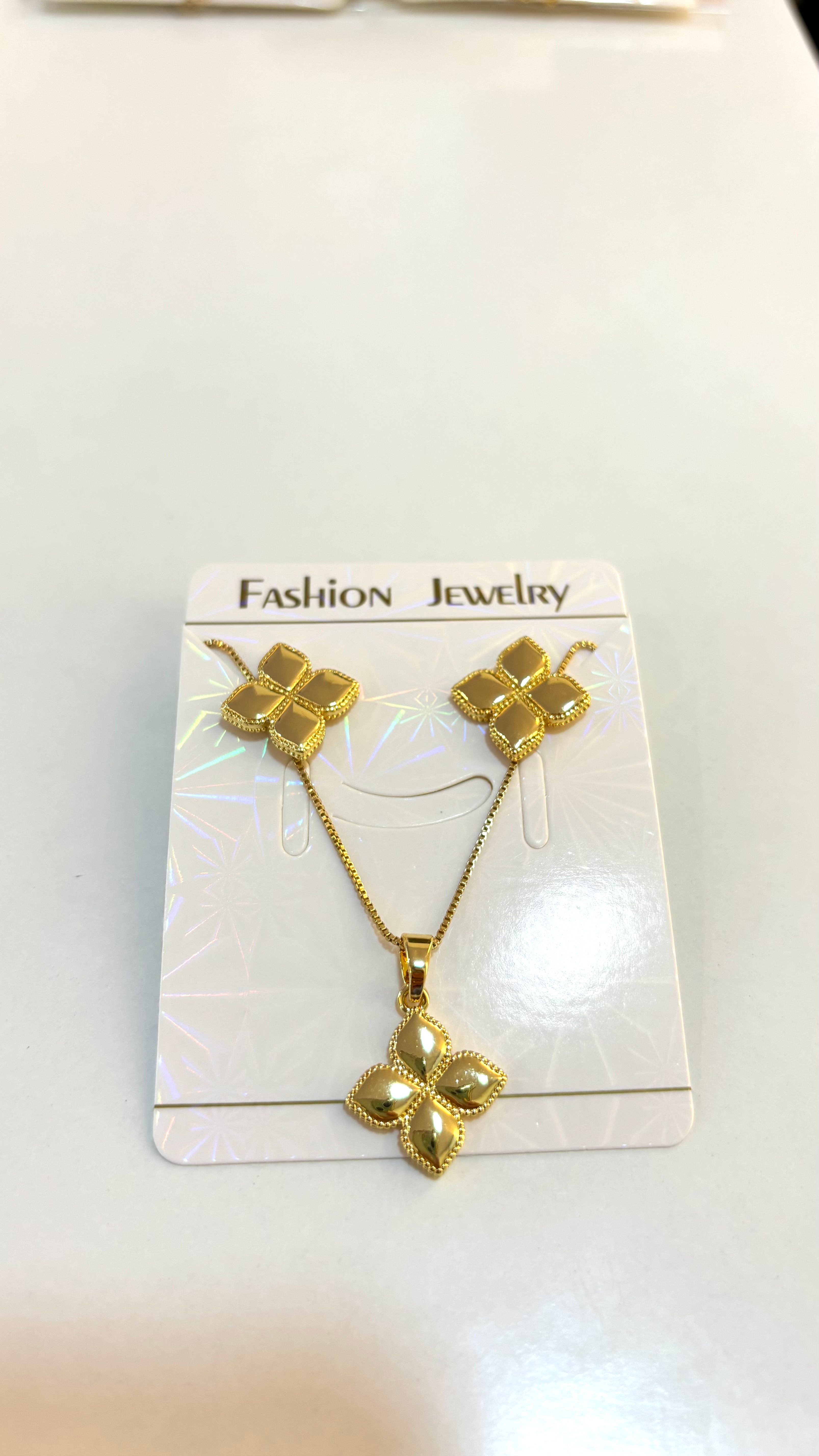 Set cadena y arete con diseño de trébol