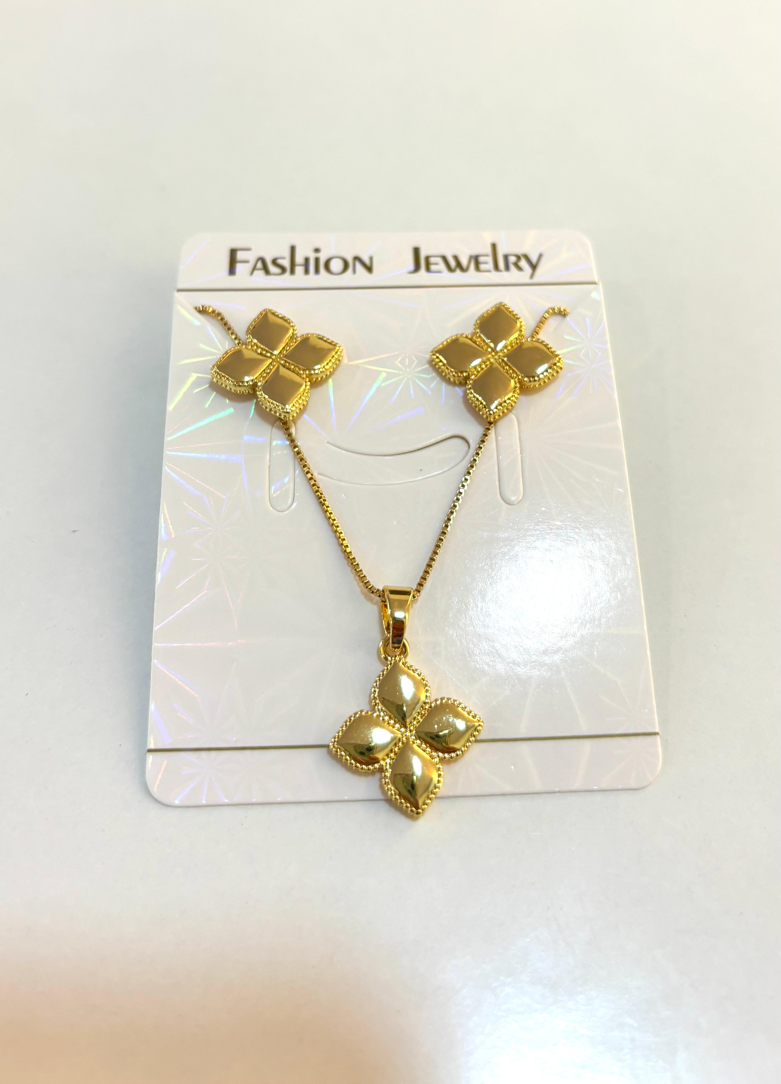 Set cadena y arete con diseño de trébol