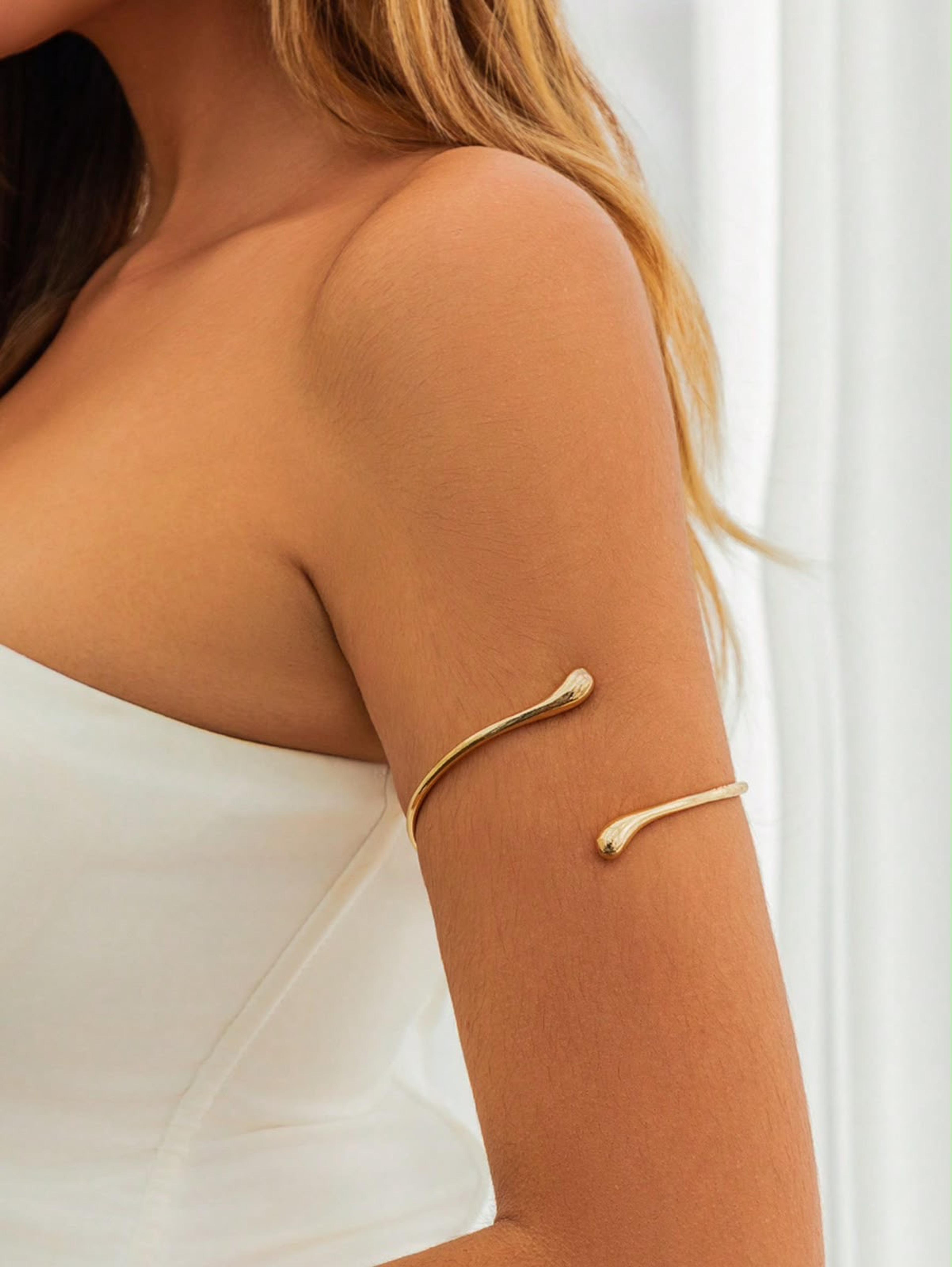 Brazalete con diseño elegante vista 2