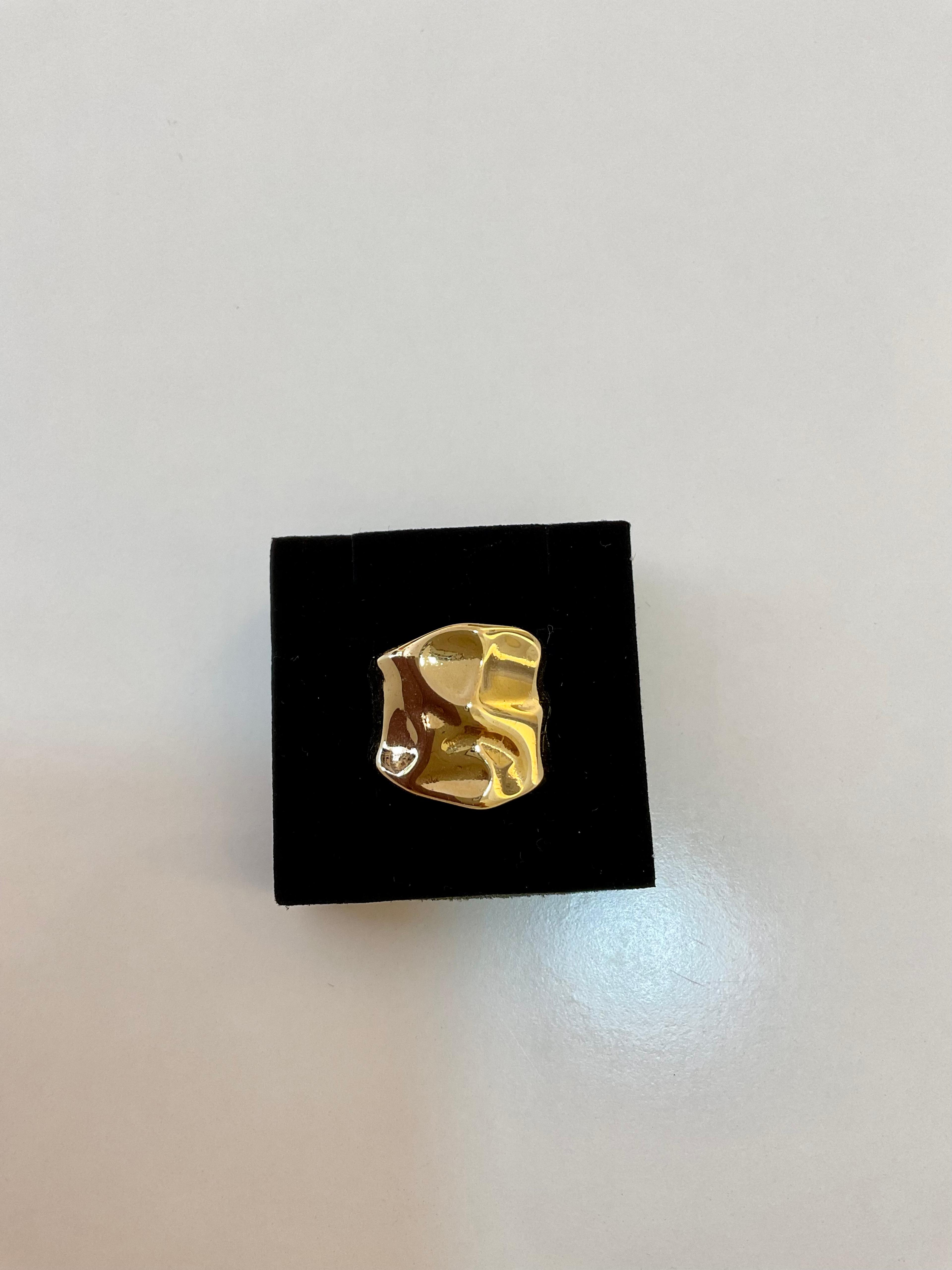 Anillo con diseño abstracto