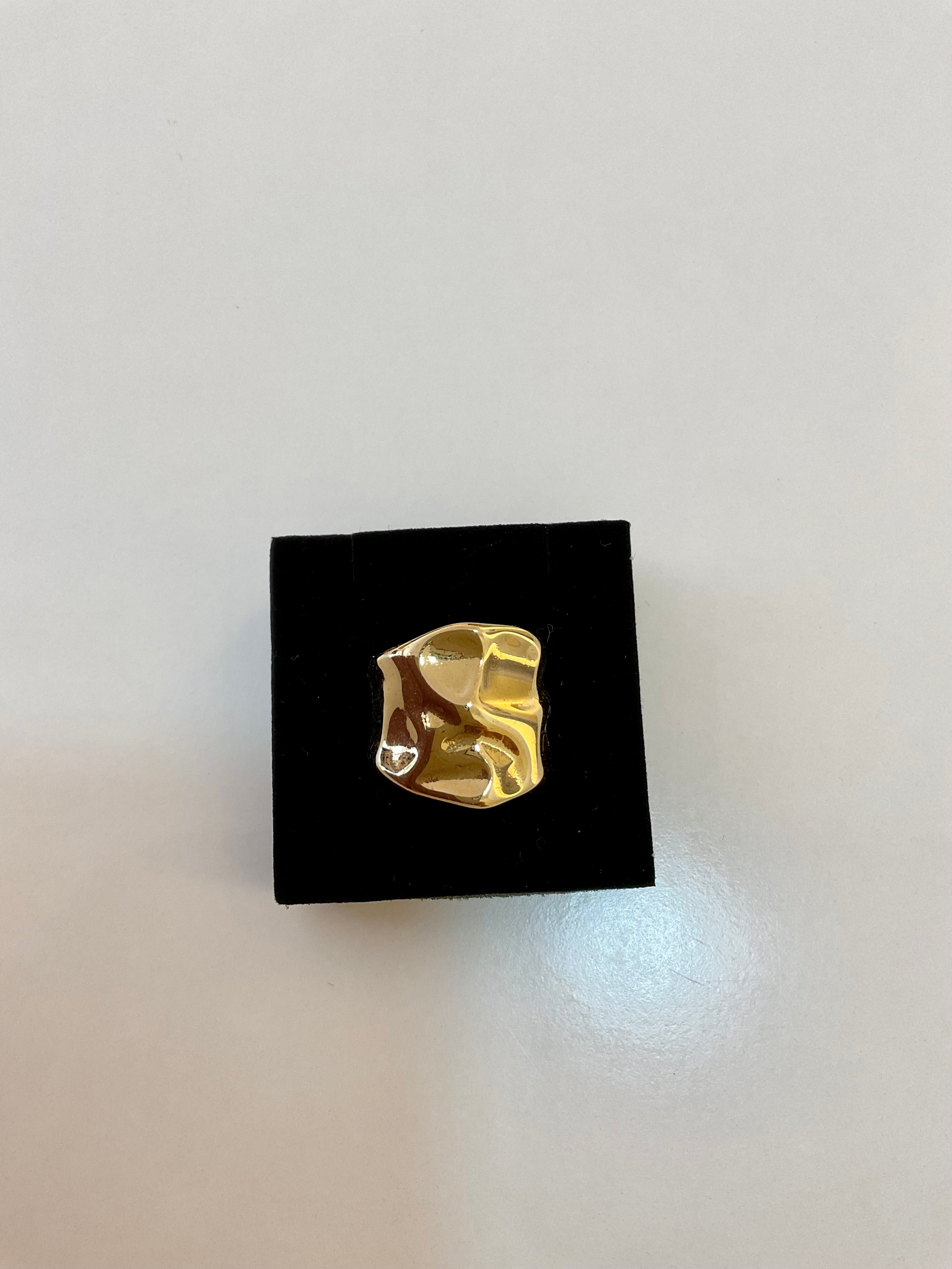 Anillo con diseño abstracto