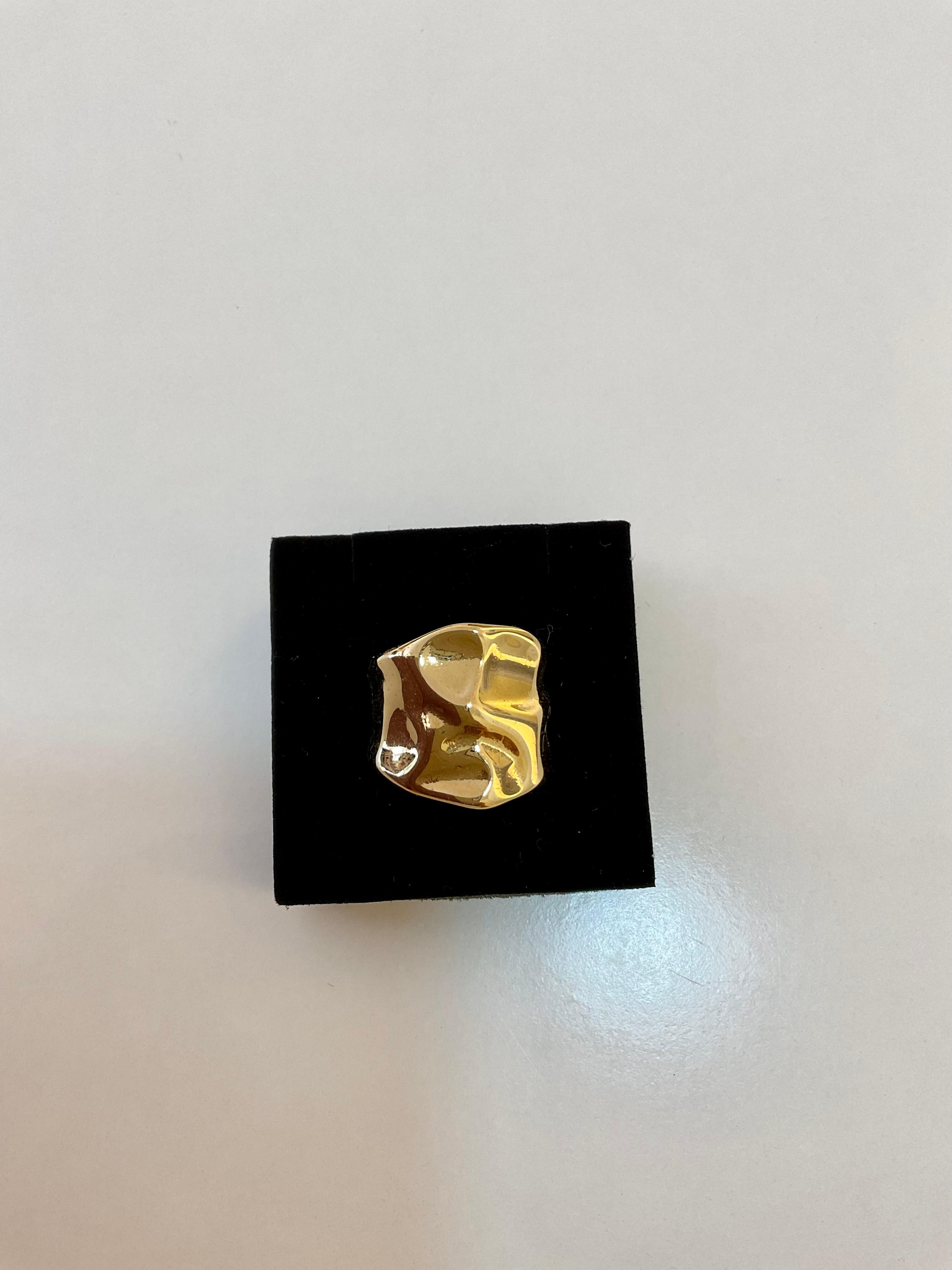 Anillo con diseño abstracto