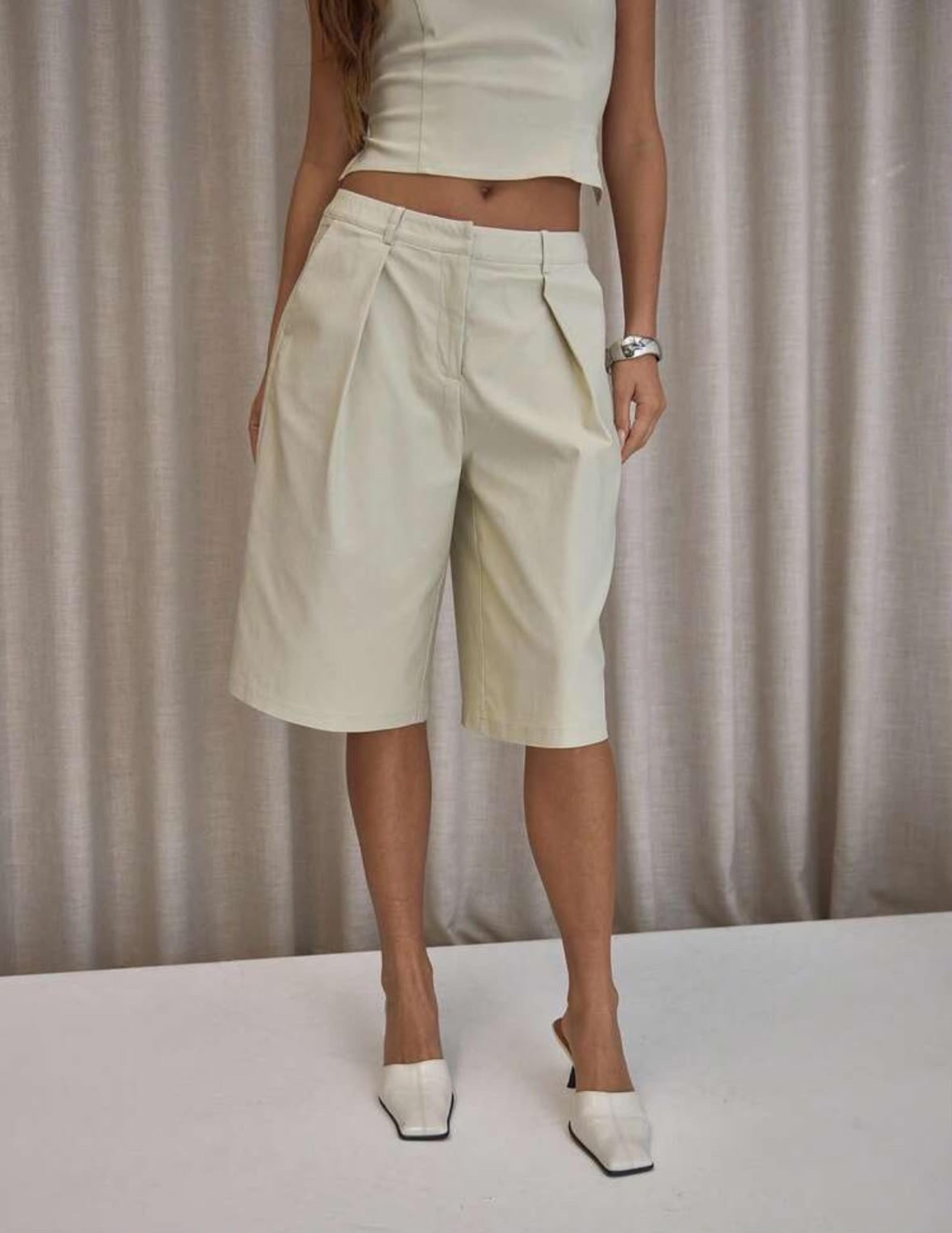 Short casual bermudas — alternate view
