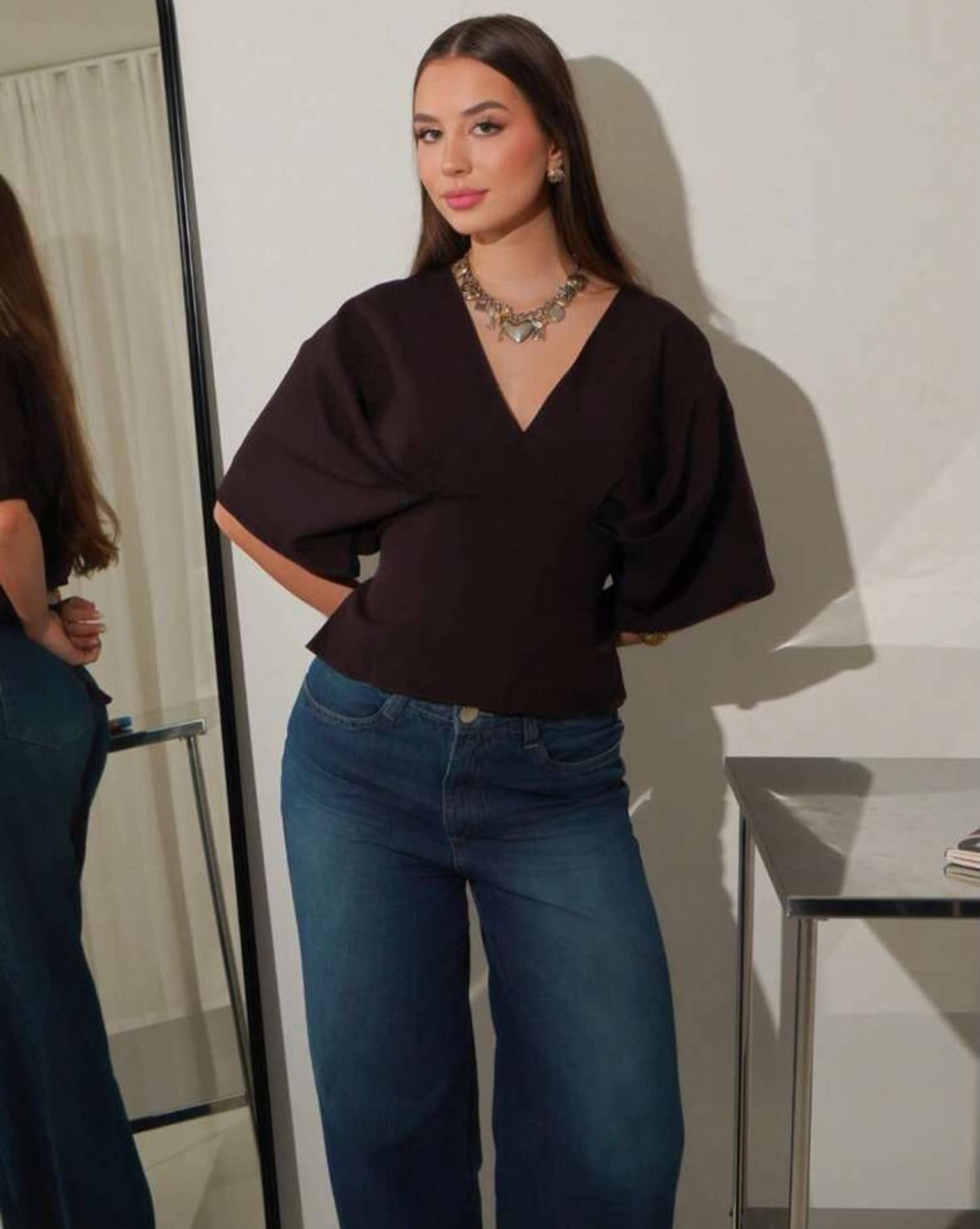 Shirt with round sleeves and fitted waist view 2