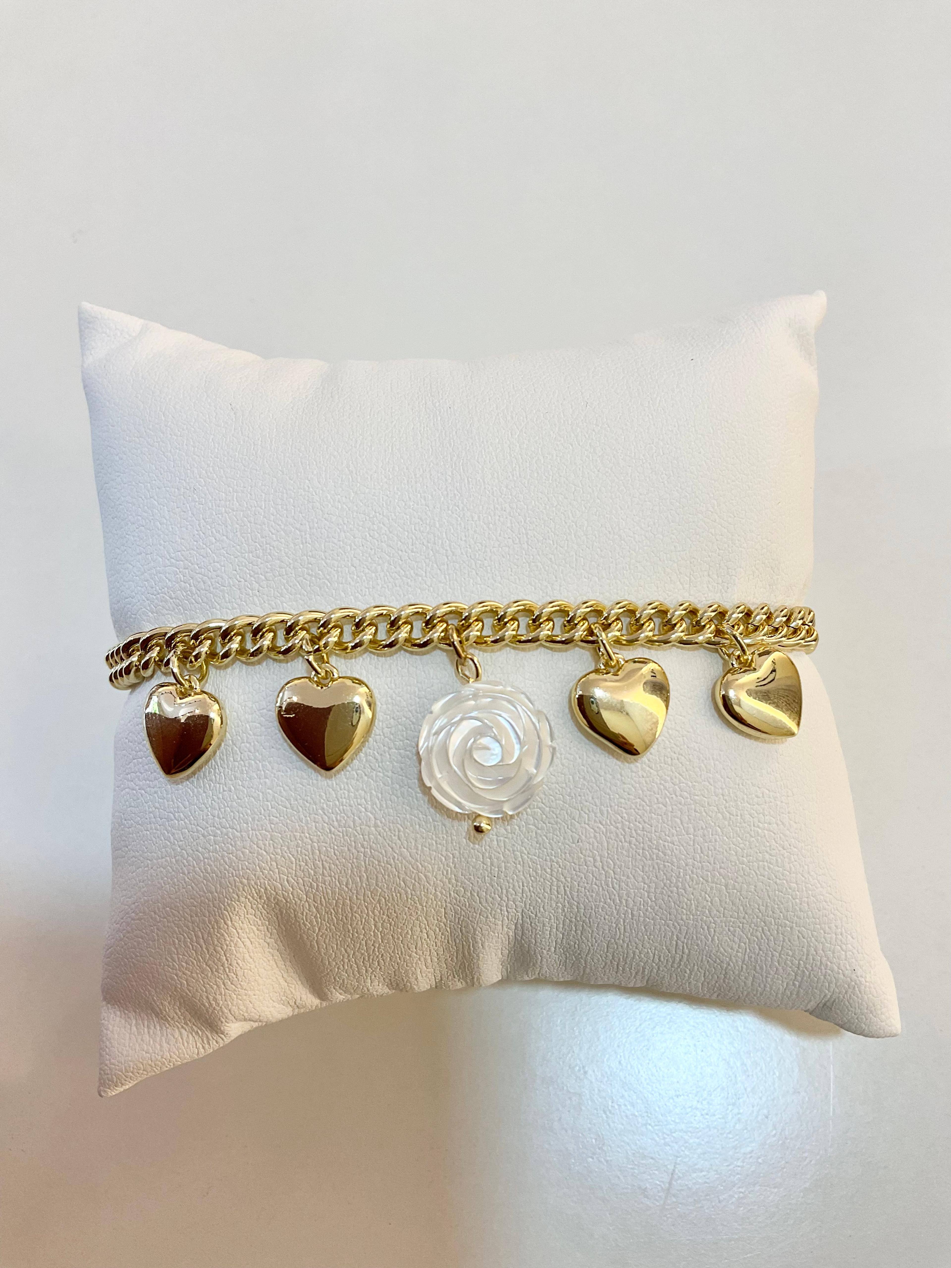 Pulsera con dijes de corazones y flor blanca