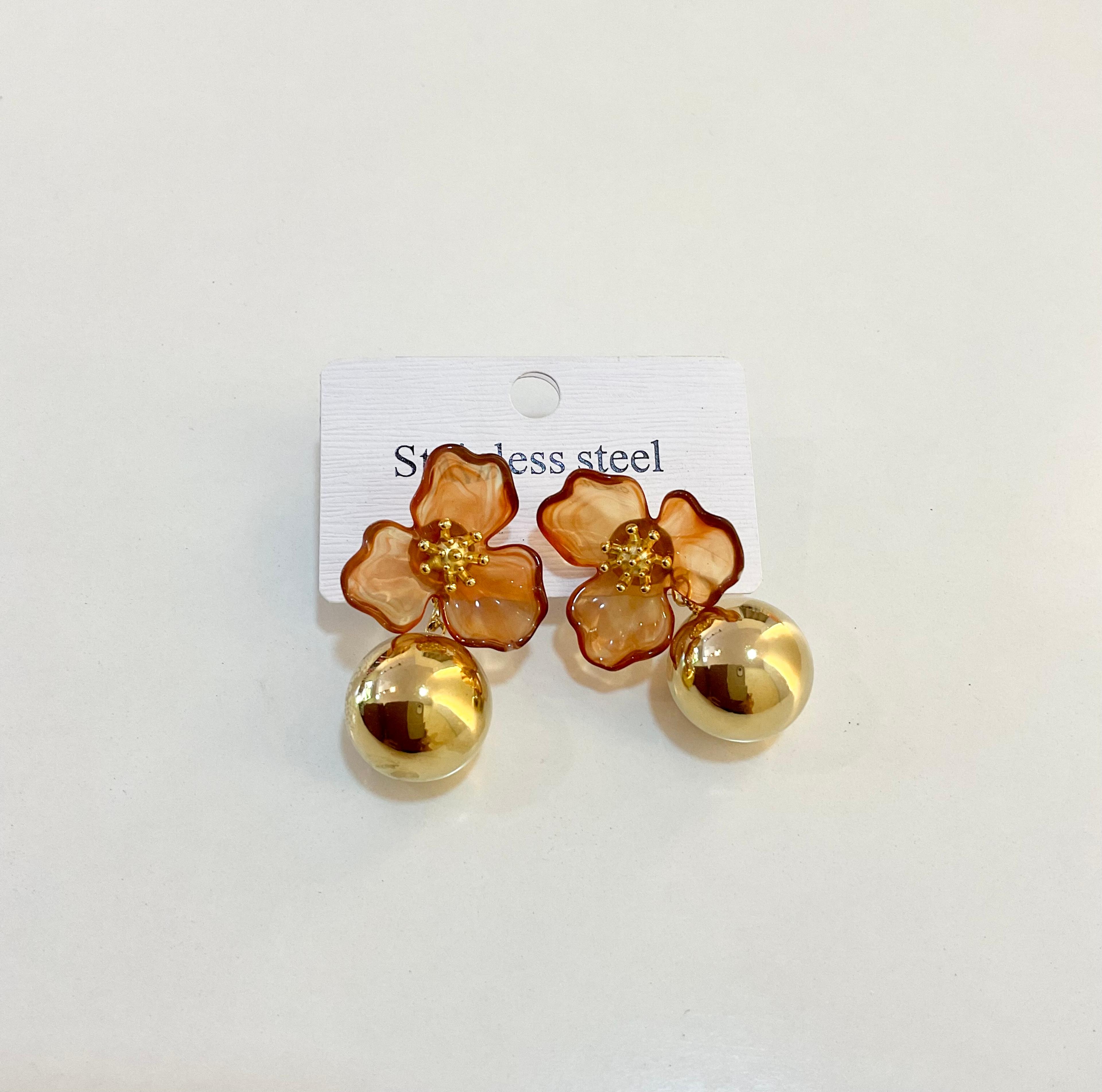 Arete diseño de flor y bolita dorada 