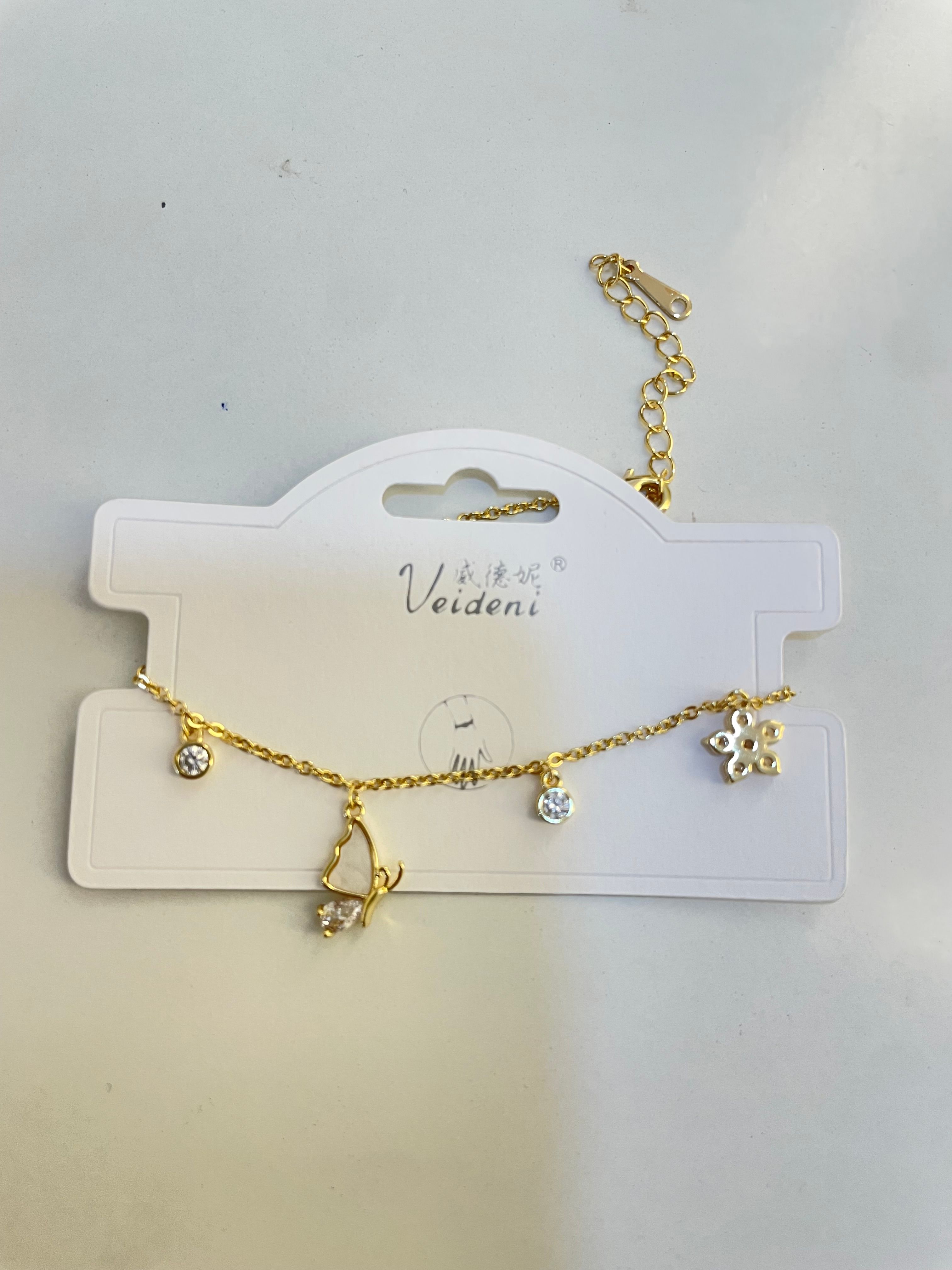 Bracelet with a flower and pearl design