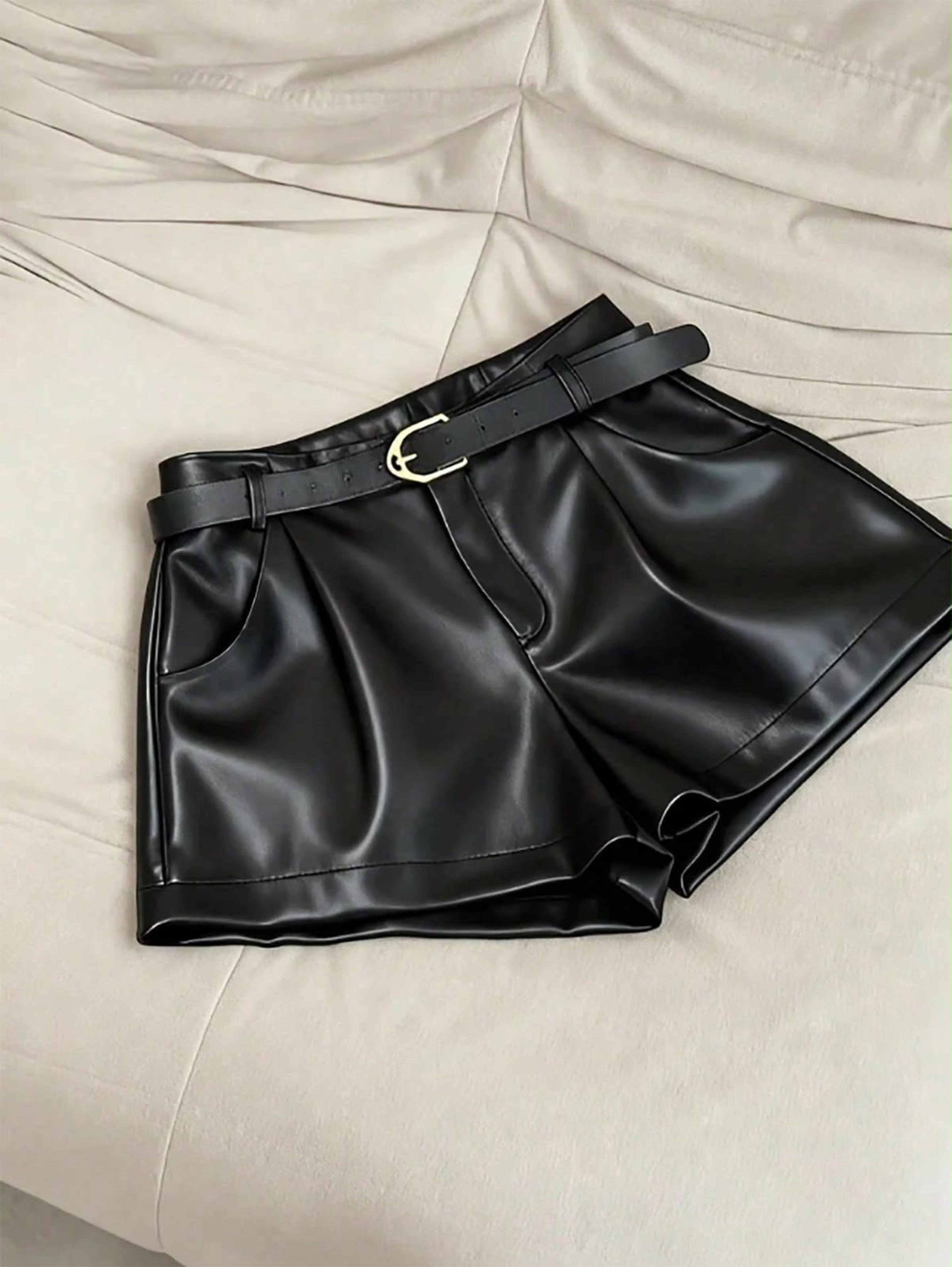 Short elegante de cuero