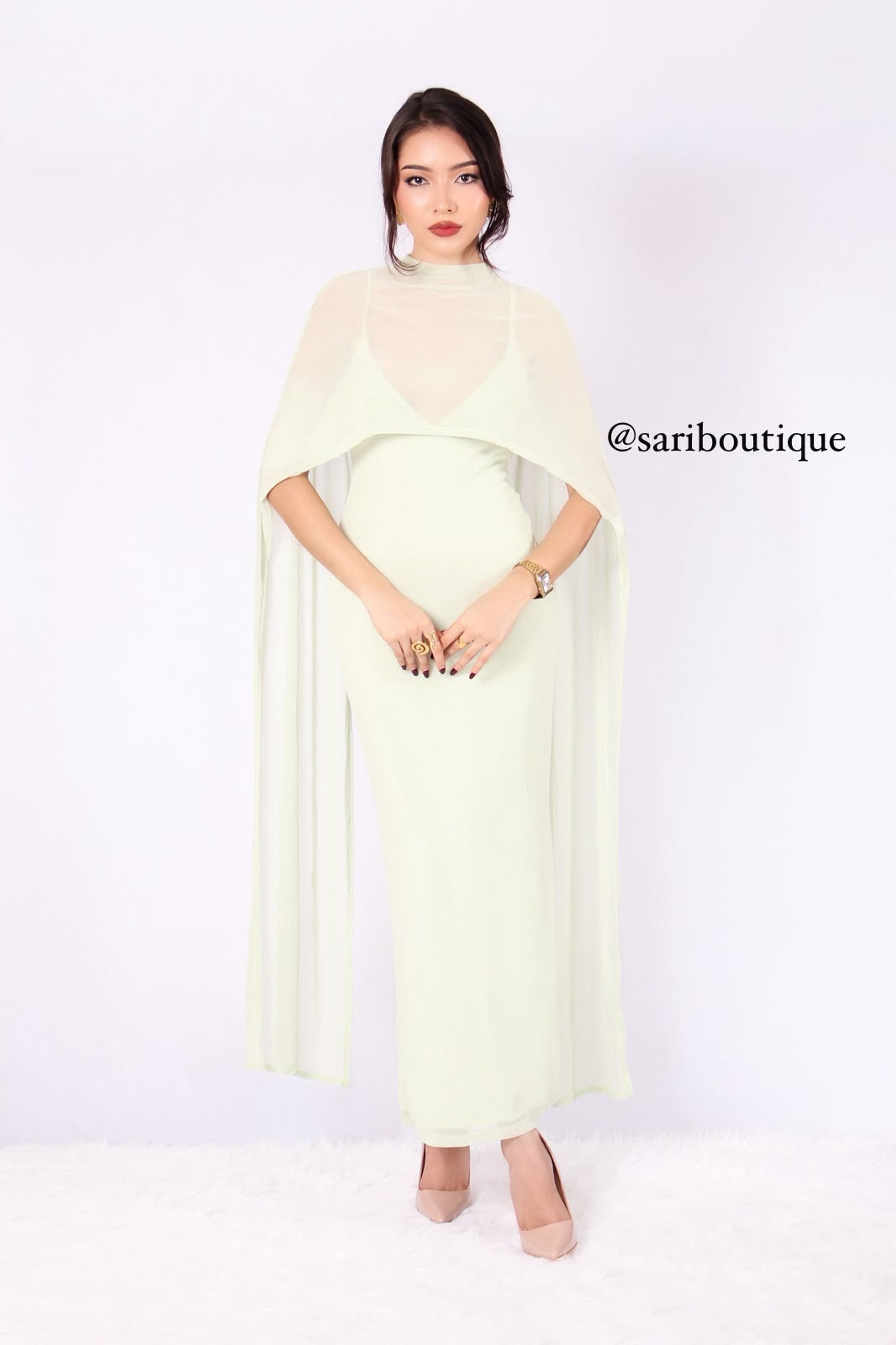 Vestido elegante  y una capa larga