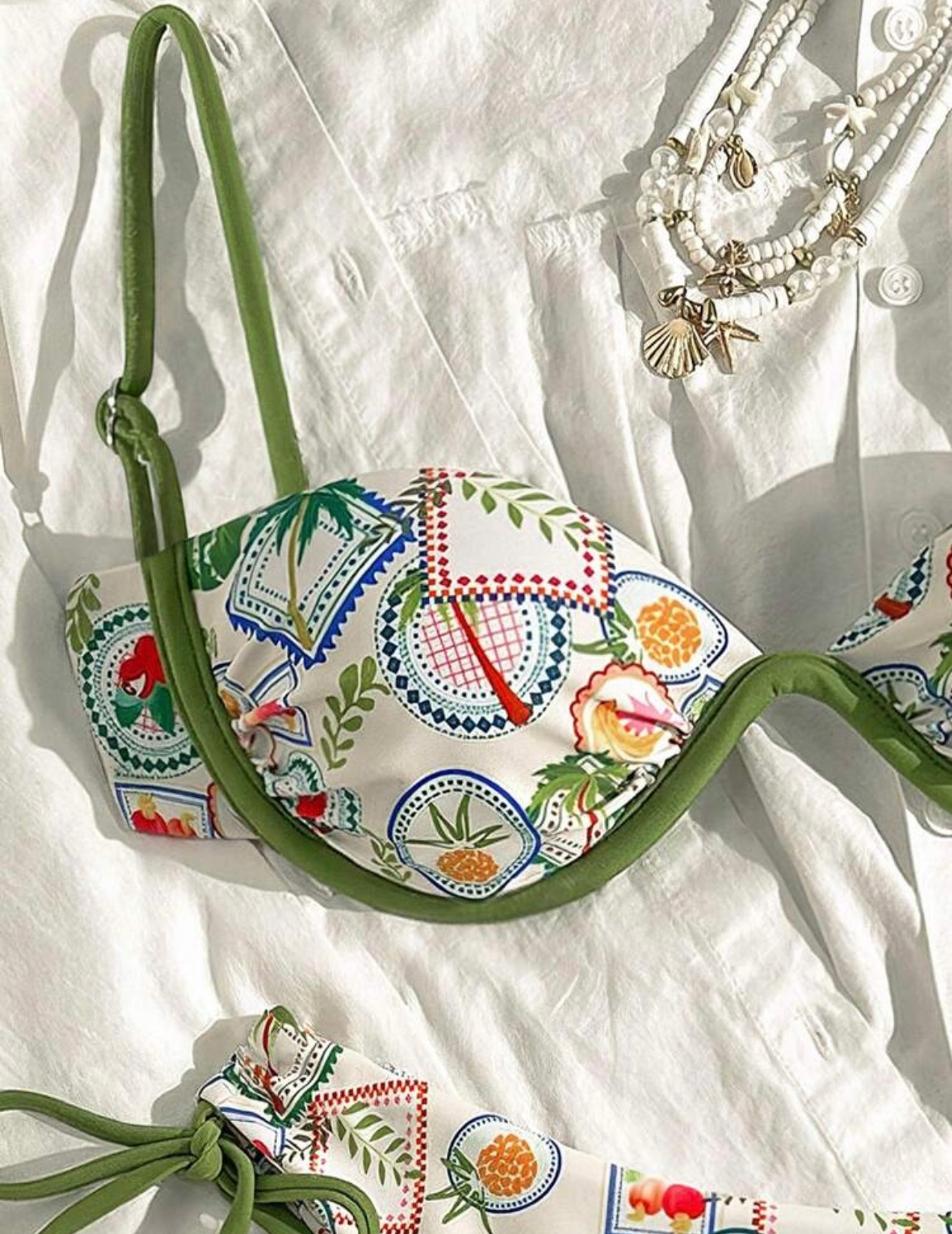 Traje de baño estampado frutal  alternate view