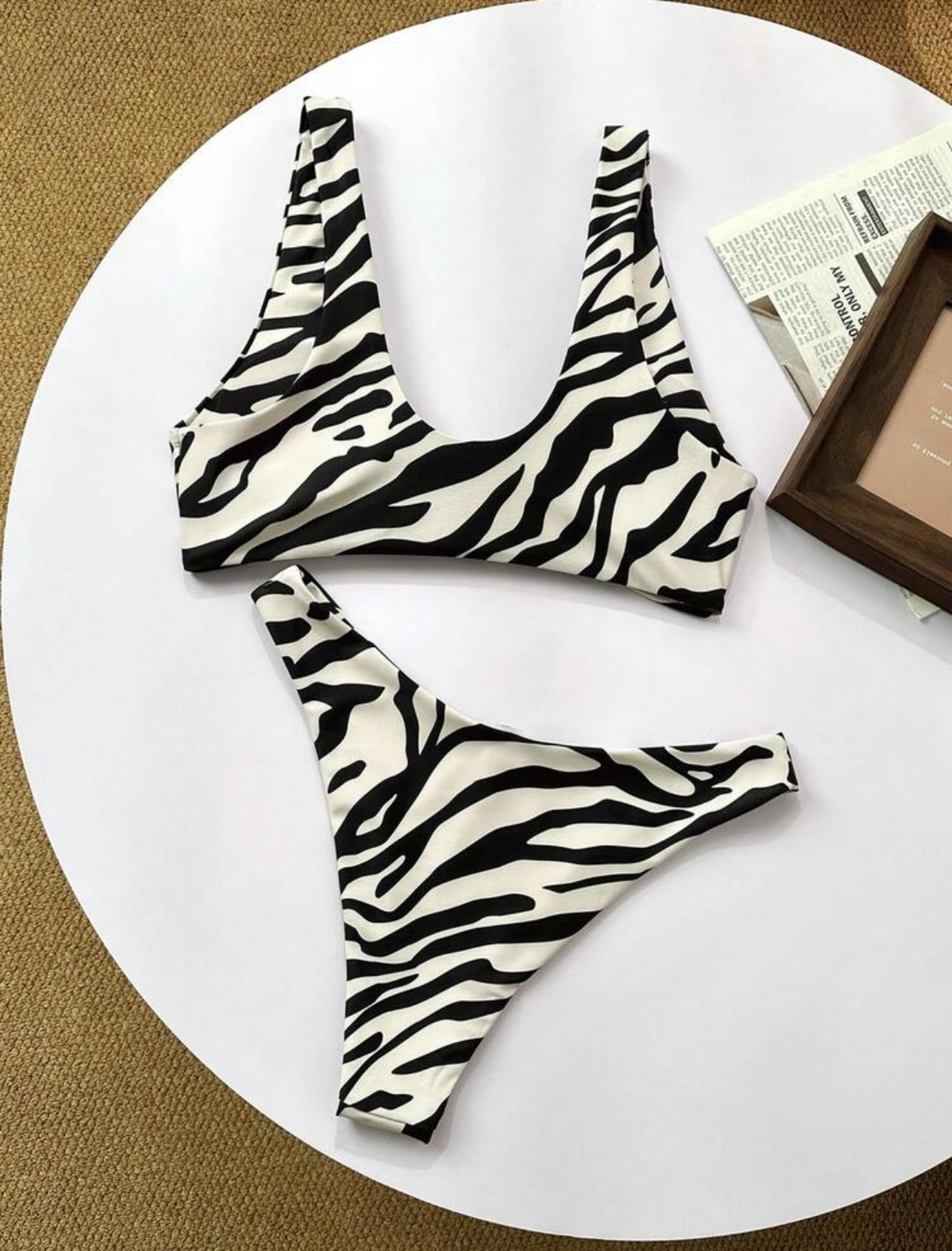 Traje de baño dos piezas con estampado blanco y negro 