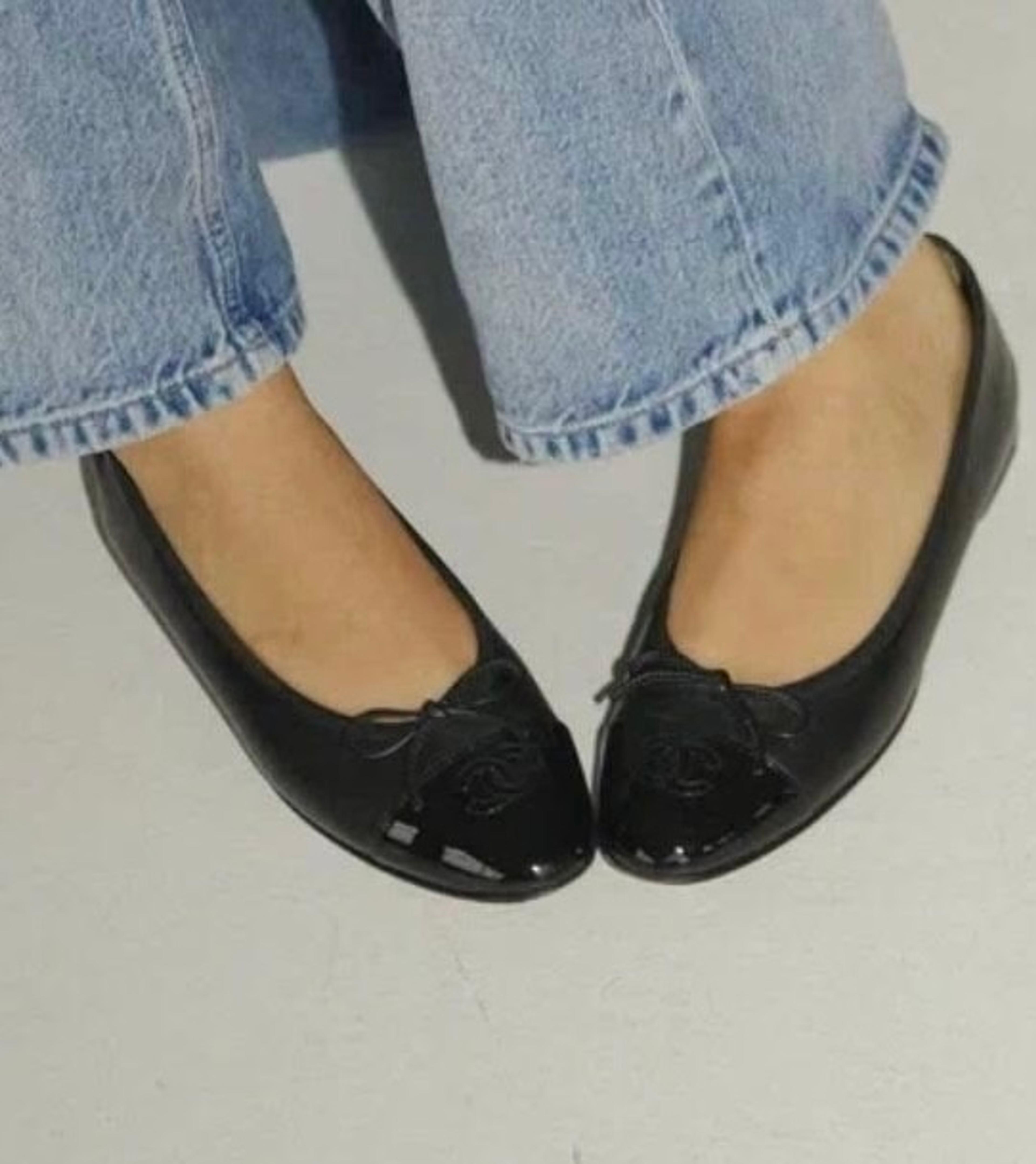 Ballerinas with bow view 2