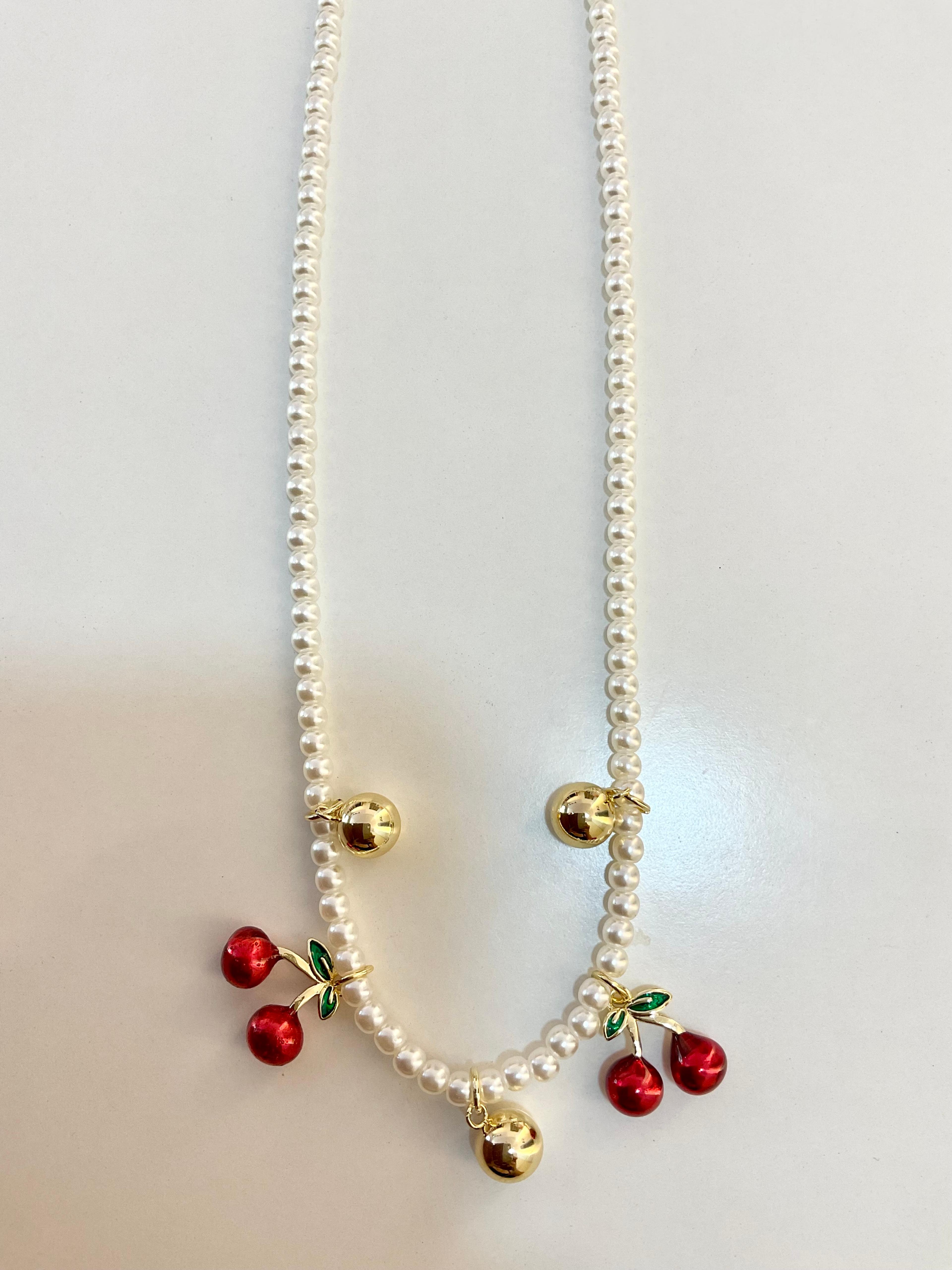 Collar con cerezas rojas
