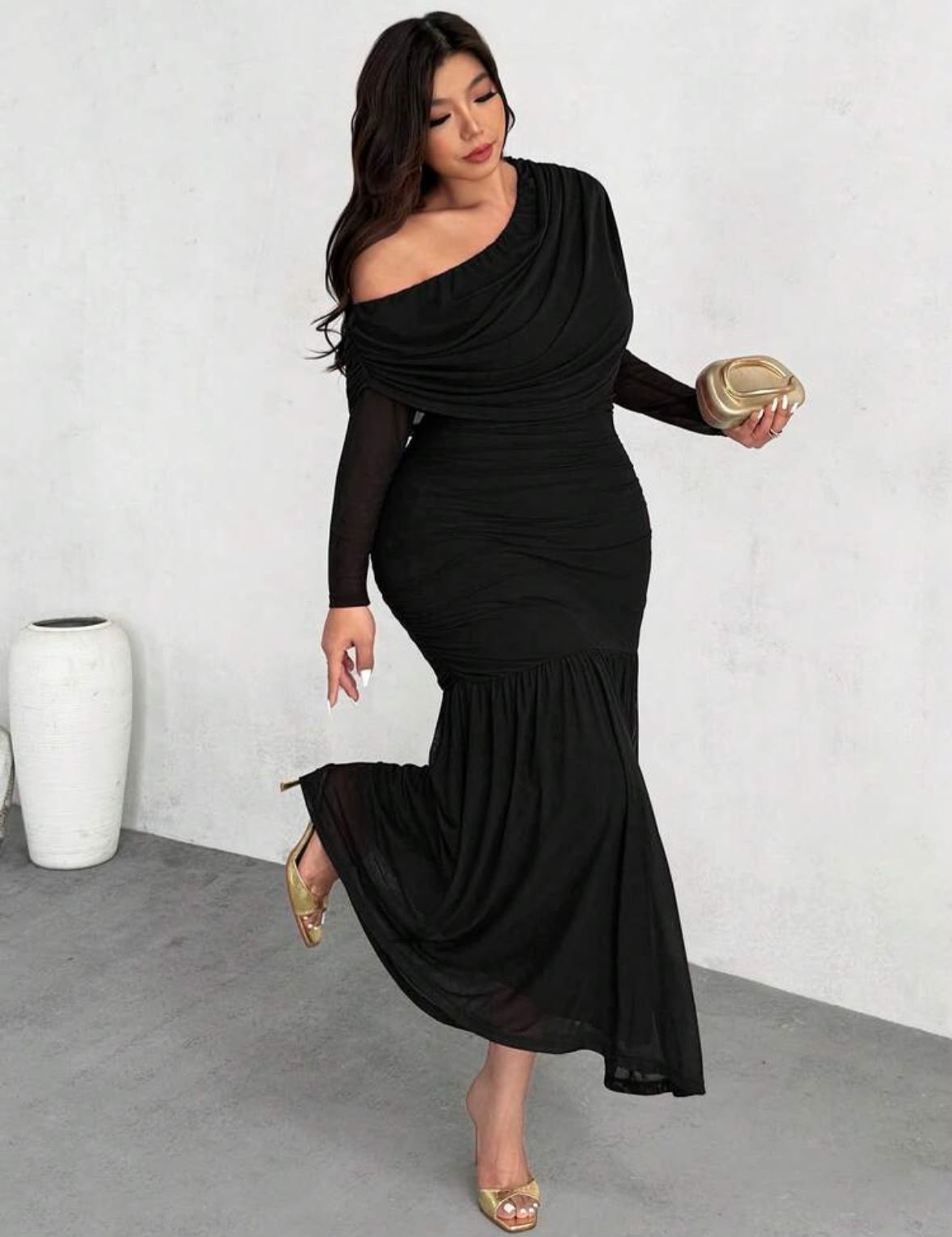 Elegant dress with sleeves