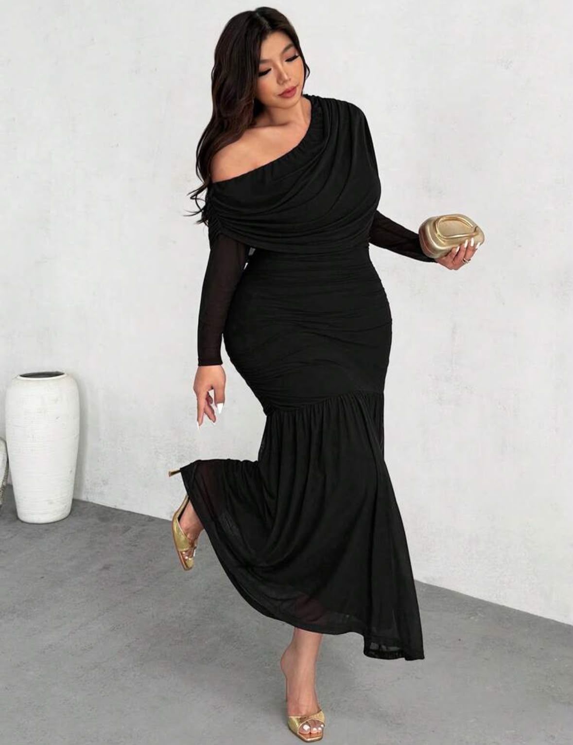 Elegant dress with sleeves